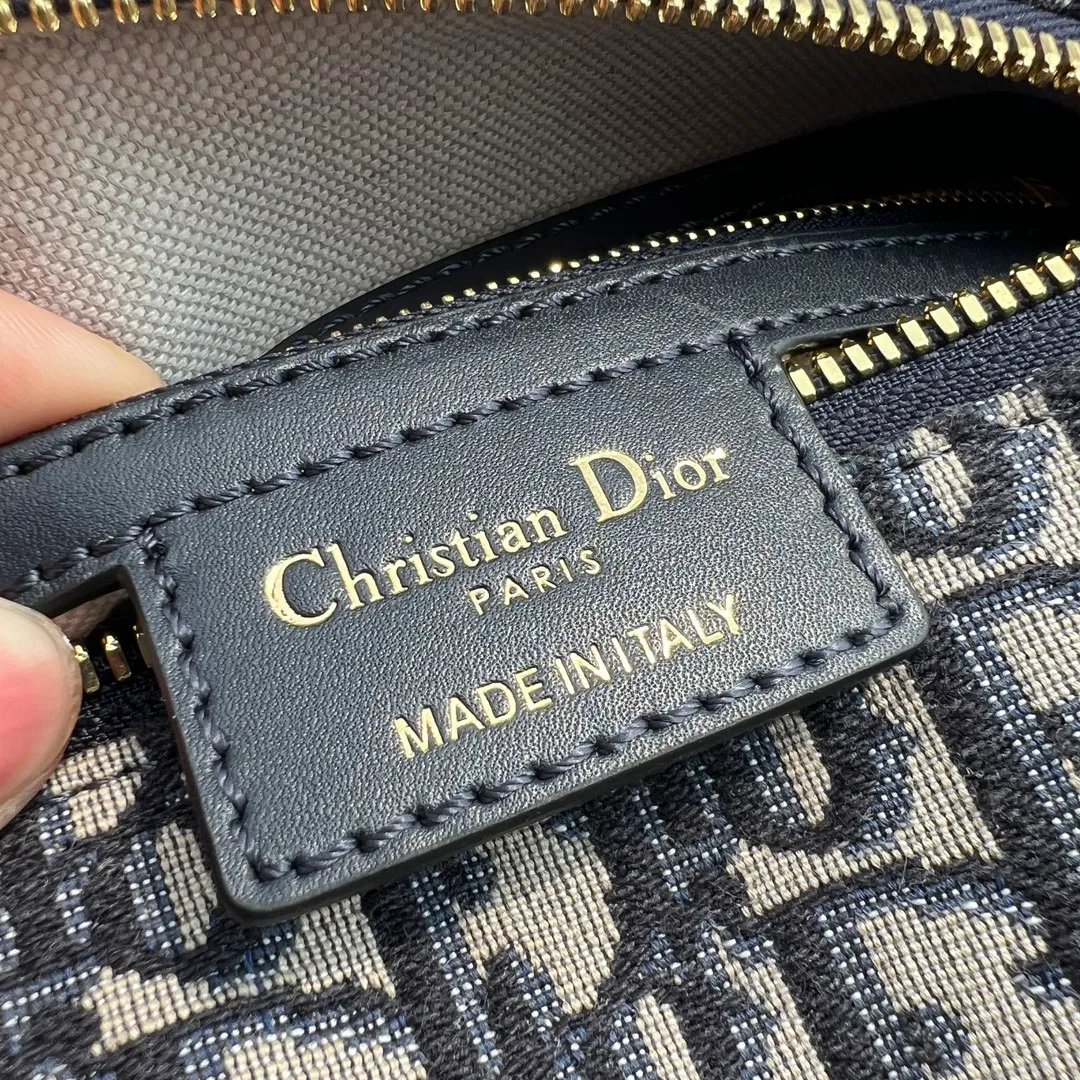 ❗️❗️❗️Free shipping with SF Express for year-end event❗️❗️❗️💰1500 Size: 20.5×13.5×12cm Dior overseas channel resources specially provide Boston 20cm handbag❗️ This Dior Groove 20 handbag is a new product of the 2024 winter ready-to-wear series, designed by Maria Grazia Chiuri) design, elegant and fashionable. Crafted from blue Oblique print fabric, the leather key pouch is uniquely embellished with the Christian Dior 💰aris signature and embellished with gold-finished stars. The zippered padlock opens with a key, and the spacious compartments feature a slip pocket and a zippered pocket for everyday essentials. Featuring a leather top handle and adjustable and removable shoulder strap, it can be worn by hand, over the shoulder or cross-body, making it the ideal bag for everyday looks.