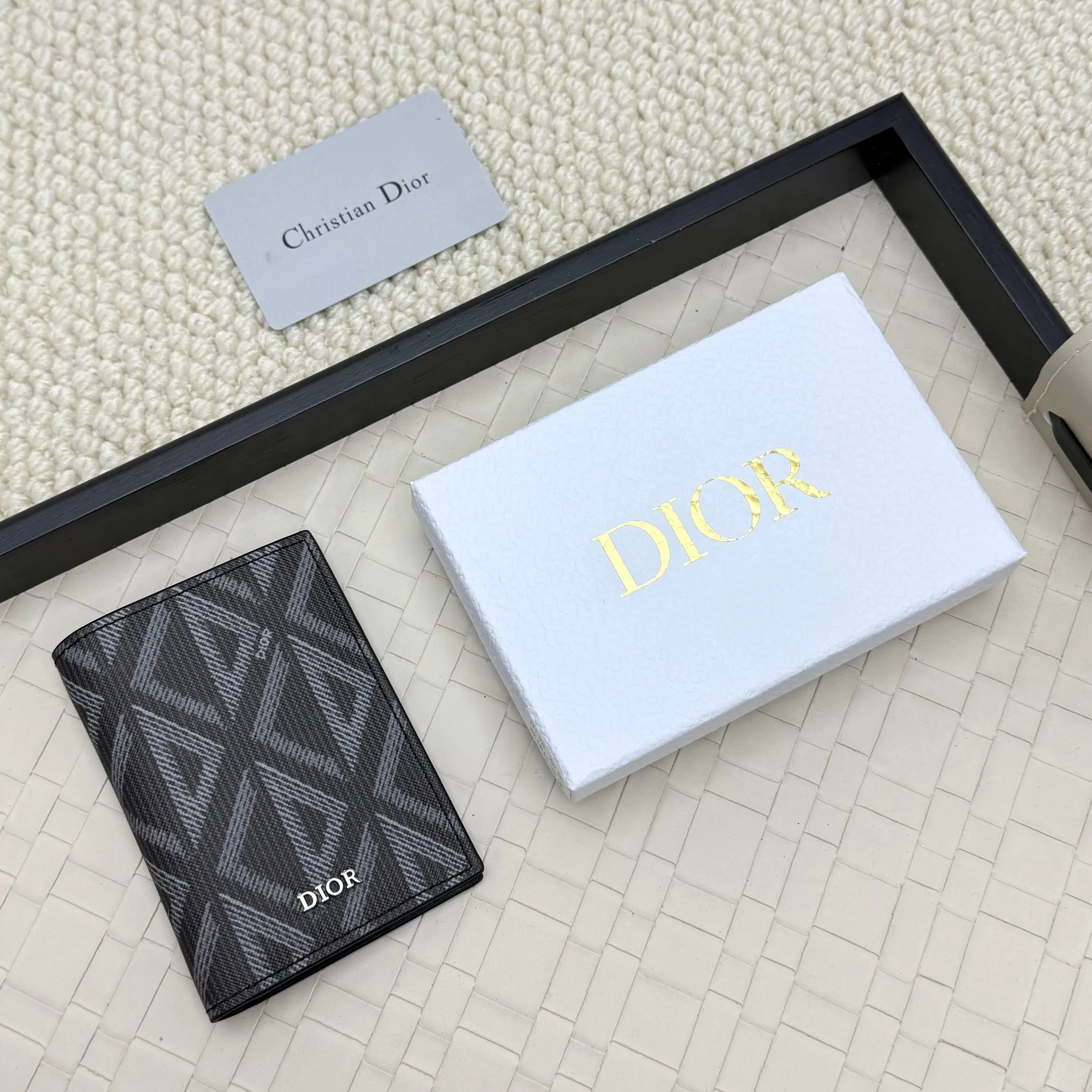 💰120💋Dior’s new bi-fold card holder is an elegant accessory that showcases Dior’s exquisite craftsmanship. Crafted from black inlaid grained calfskin, this card holder is detailed with beige and black Oblique print fabric details that accentuate the classic saddle silhouette. There are three card slots on each side and two compartments for storing bills and cash. Elegantly styled with a metal-clad brass Dior signature on the front, it fits easily into any pocket. Style number: H138 Size: 8.2*11.2cm