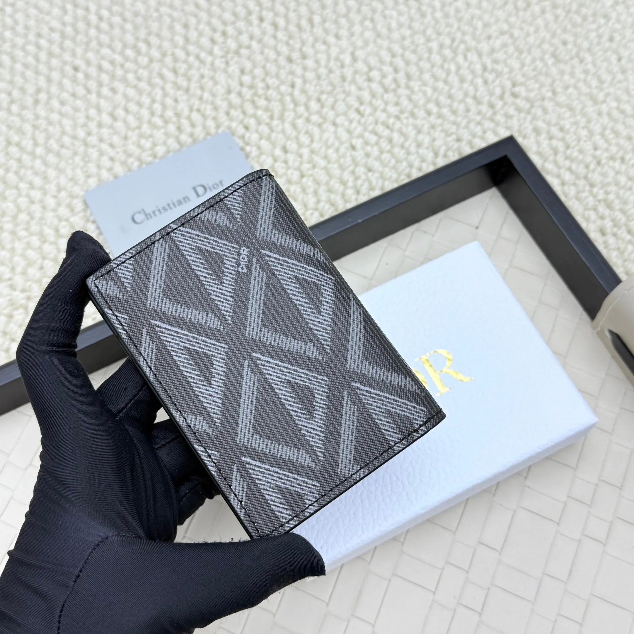 💰120💋Dior’s new bi-fold card holder is an elegant accessory that showcases Dior’s exquisite craftsmanship. Crafted from black inlaid grained calfskin, this card holder is detailed with beige and black Oblique print fabric details that accentuate the classic saddle silhouette. There are three card slots on each side and two compartments for storing bills and cash. Elegantly styled with a metal-clad brass Dior signature on the front, it fits easily into any pocket. Style number: H138 Size: 8.2*11.2cm
