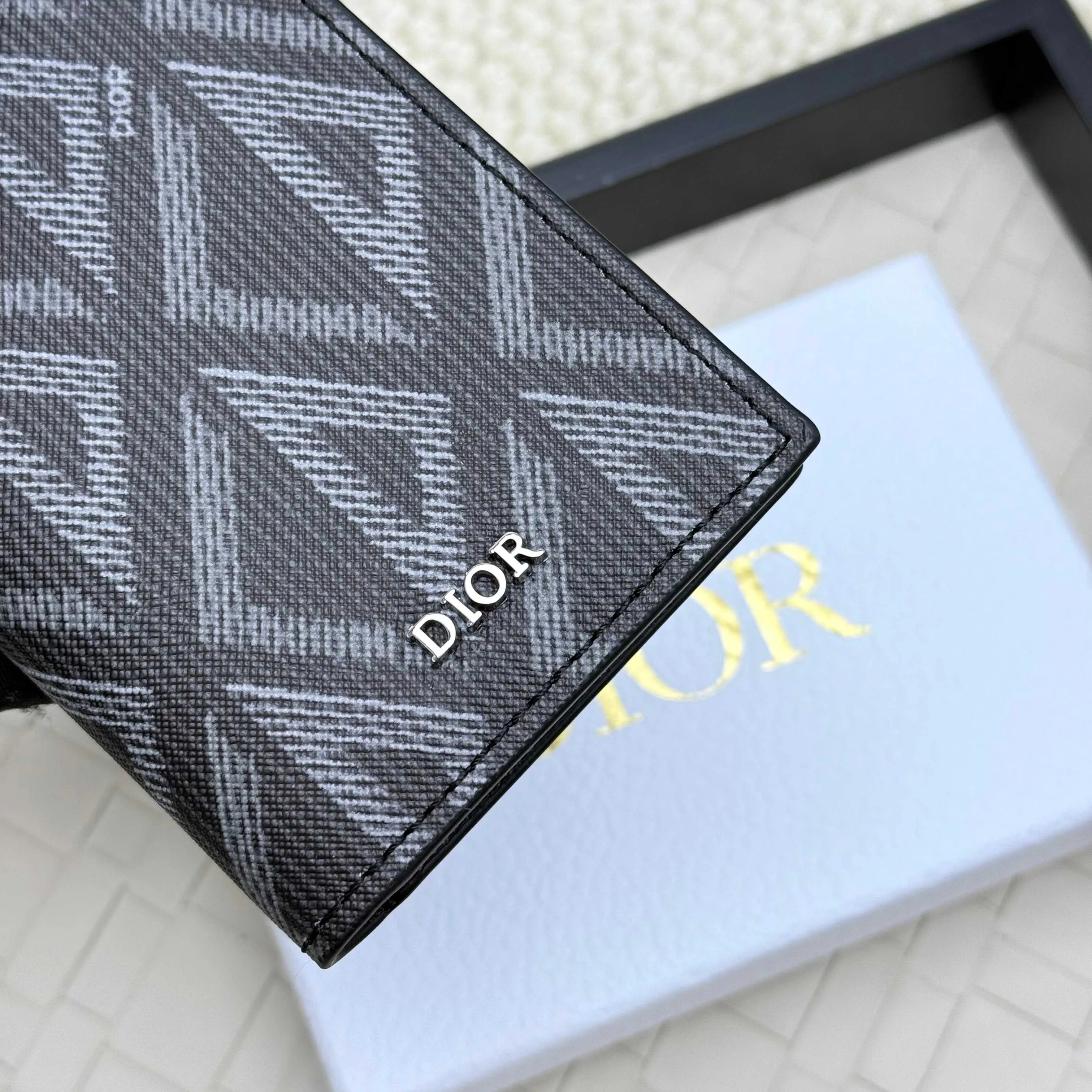 💰120💋Dior’s new bi-fold card holder is an elegant accessory that showcases Dior’s exquisite craftsmanship. Crafted from black inlaid grained calfskin, this card holder is detailed with beige and black Oblique print fabric details that accentuate the classic saddle silhouette. There are three card slots on each side and two compartments for storing bills and cash. Elegantly styled with a metal-clad brass Dior signature on the front, it fits easily into any pocket. Style number: H138 Size: 8.2*11.2cm