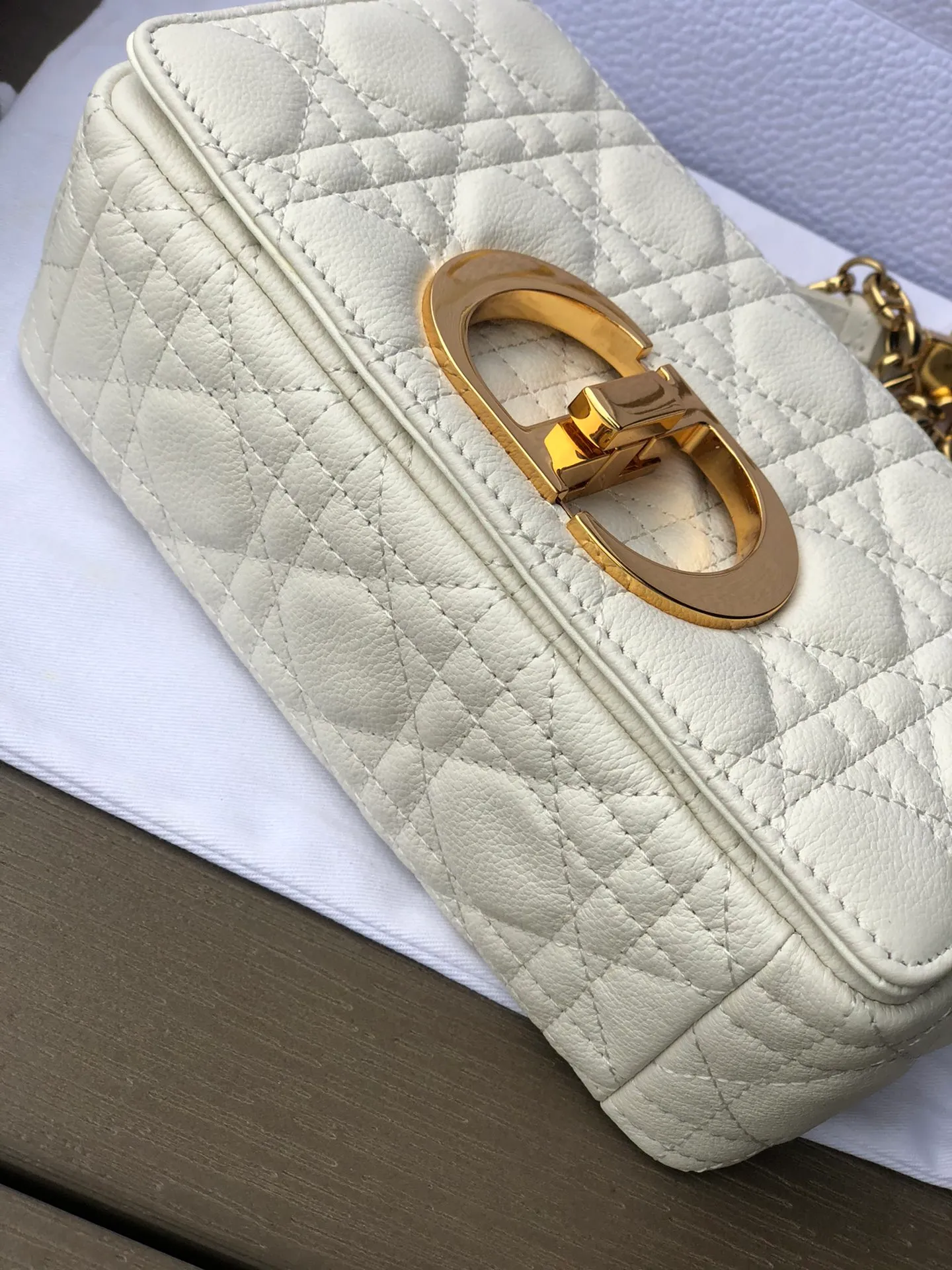 Top upgraded version💰1800 Size: 20×12×7cm Specially available from Dior overseas channel resources❗️This Dior caro handbag combines elegance and modern style. Crafted from supple cow leather with cannage pattern topstitching. The flip cover is decorated with a metal knob-style "CD" clasp with an antique gold finish, and is paired with a detachable "CD" logo chain shoulder strap, which can be carried by hand, shoulder or cross-body. It can be replaced with an embroidered wide shoulder strap to embellish daily looks or add a bright finishing touch to evening wear.
