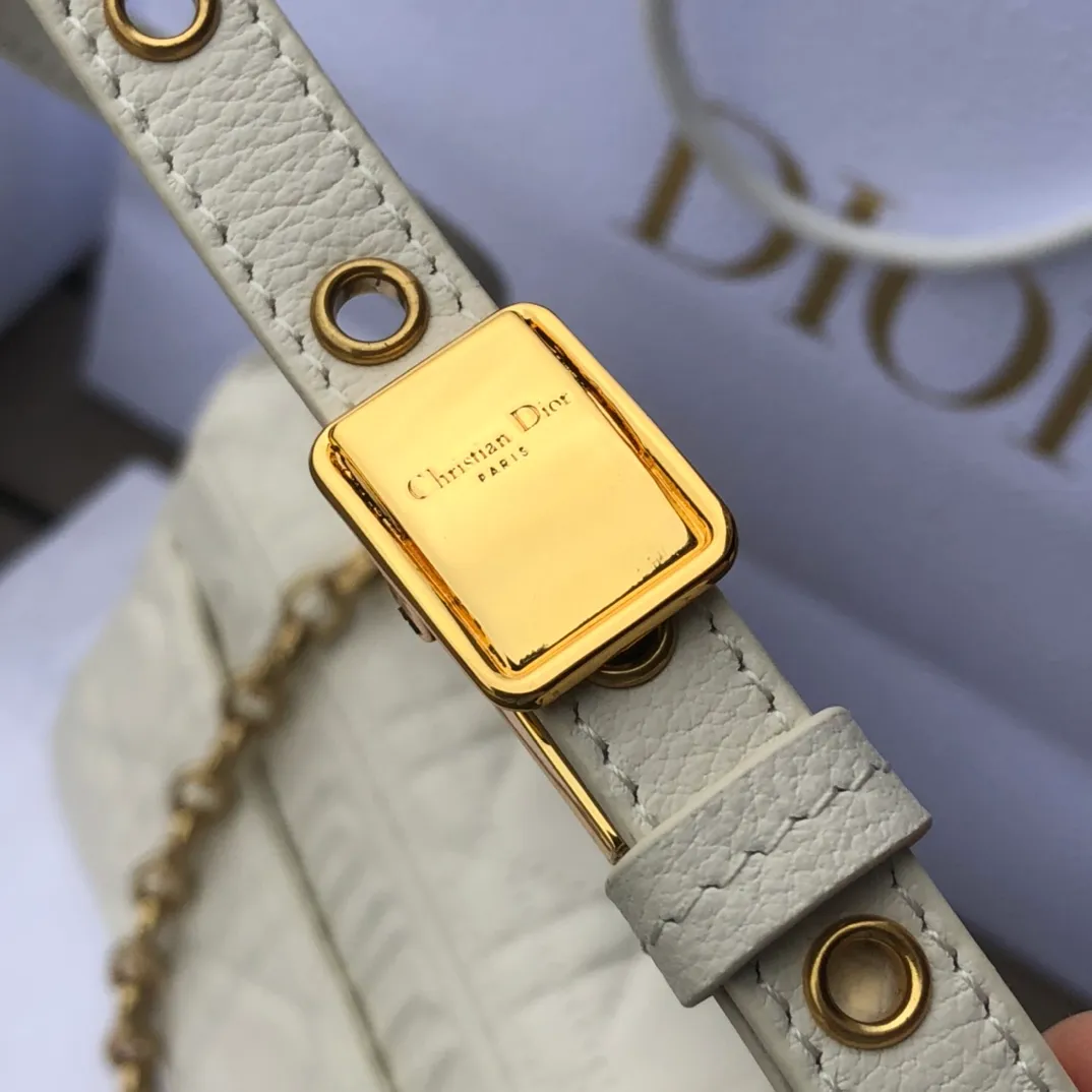 Top upgraded version💰1800 Size: 20×12×7cm Specially available from Dior overseas channel resources❗️This Dior caro handbag combines elegance and modern style. Crafted from supple cow leather with cannage pattern topstitching. The flip cover is decorated with a metal knob-style "CD" clasp with an antique gold finish, and is paired with a detachable "CD" logo chain shoulder strap, which can be carried by hand, shoulder or cross-body. It can be replaced with an embroidered wide shoulder strap to embellish daily looks or add a bright finishing touch to evening wear.