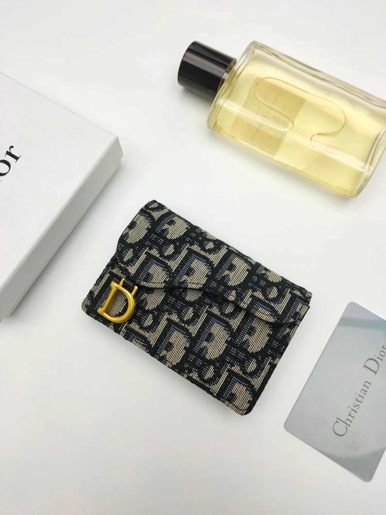 ￥110🌹This Dior saddle flip card holder is practical and compact👍🏻It can replace the traditional saddle wallet🎉Made of Dior Oblique printed fabric with sheepskin. It is made with exquisite craftsmanship and is durable❤️It has a spacious main compartment with 2 patch pockets and 2 card slots, which can store cash, bills and cards. Can be paired with other pieces from the saddle collection for an elegant look. Style number: S5611 Size: 11*7.5*2.5cm