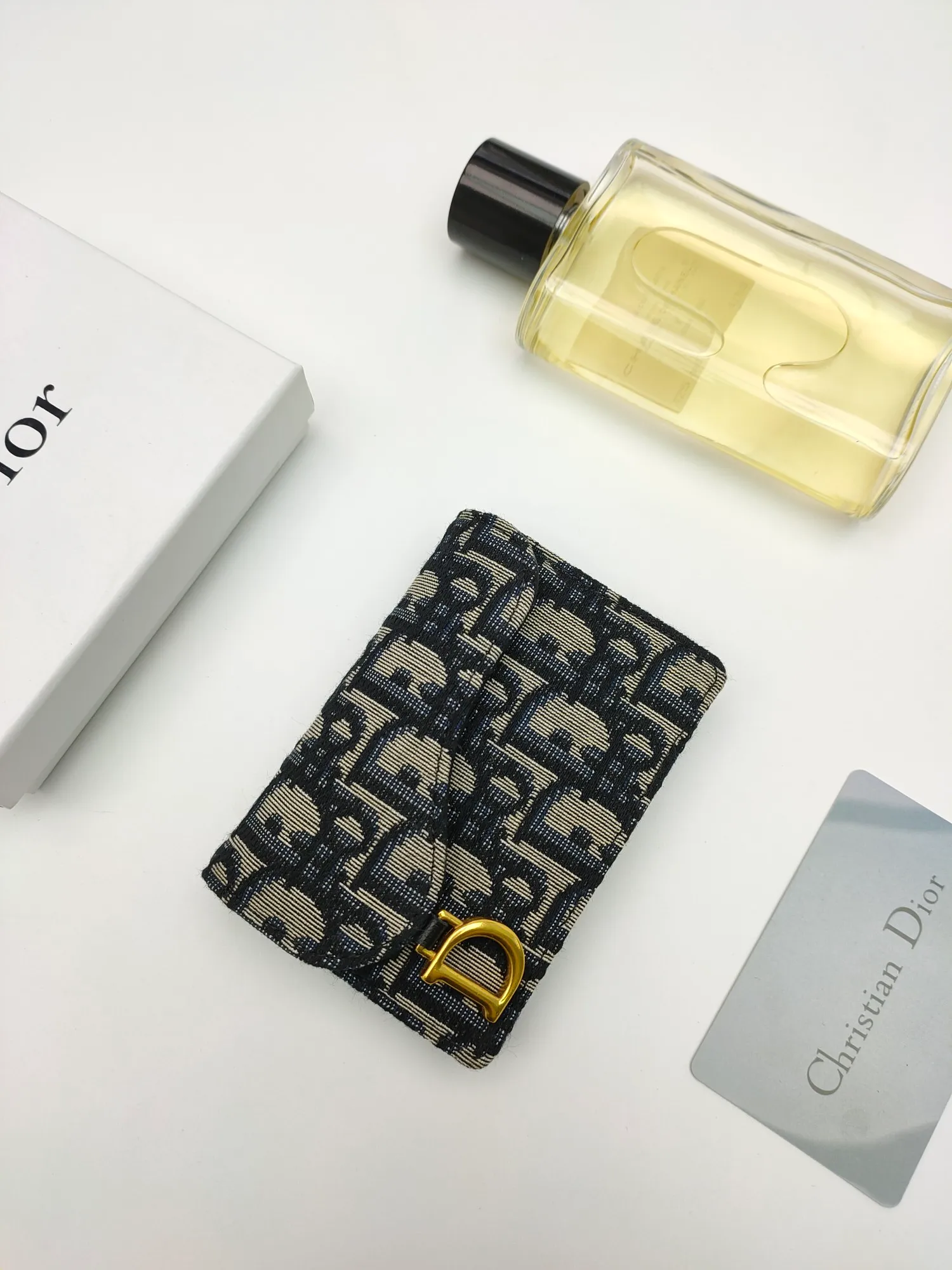 ￥110🌹This Dior saddle flip card holder is practical and compact👍🏻It can replace the traditional saddle wallet🎉Made of Dior Oblique printed fabric with sheepskin. It is made with exquisite craftsmanship and is durable❤️It has a spacious main compartment with 2 patch pockets and 2 card slots, which can store cash, bills and cards. Can be paired with other pieces from the saddle collection for an elegant look. Style number: S5611 Size: 11*7.5*2.5cm