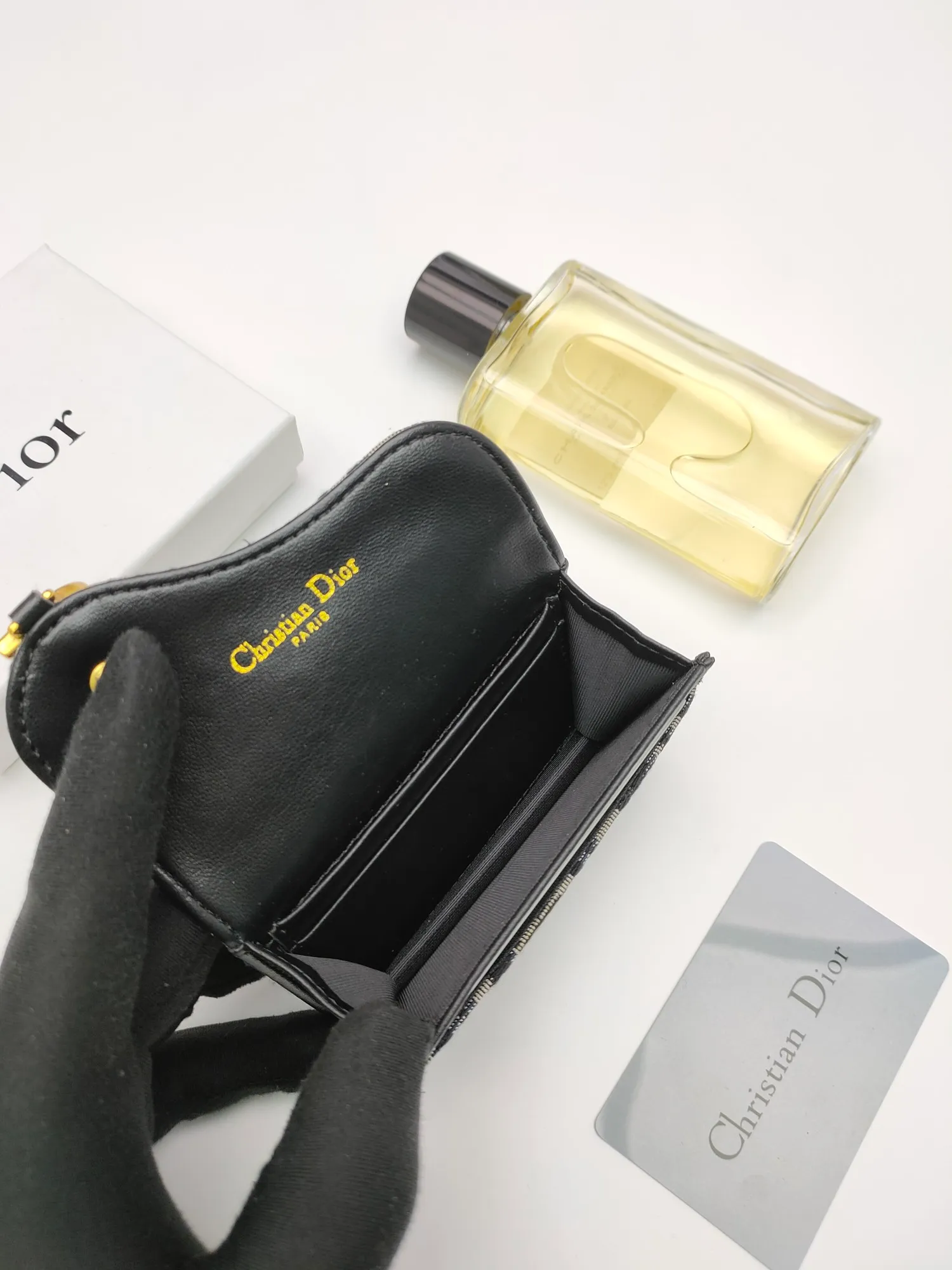 ￥110🌹This Dior saddle flip card holder is practical and compact👍🏻It can replace the traditional saddle wallet🎉Made of Dior Oblique printed fabric with sheepskin. It is made with exquisite craftsmanship and is durable❤️It has a spacious main compartment with 2 patch pockets and 2 card slots, which can store cash, bills and cards. Can be paired with other pieces from the saddle collection for an elegant look. Style number: S5611 Size: 11*7.5*2.5cm