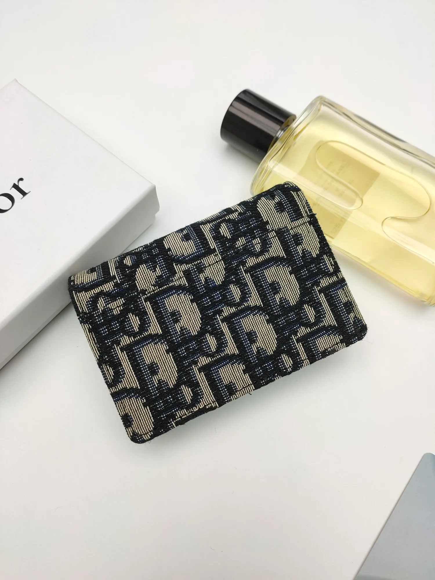 ￥110🌹This Dior saddle flip card holder is practical and compact👍🏻It can replace the traditional saddle wallet🎉Made of Dior Oblique printed fabric with sheepskin. It is made with exquisite craftsmanship and is durable❤️It has a spacious main compartment with 2 patch pockets and 2 card slots, which can store cash, bills and cards. Can be paired with other pieces from the saddle collection for an elegant look. Style number: S5611 Size: 11*7.5*2.5cm