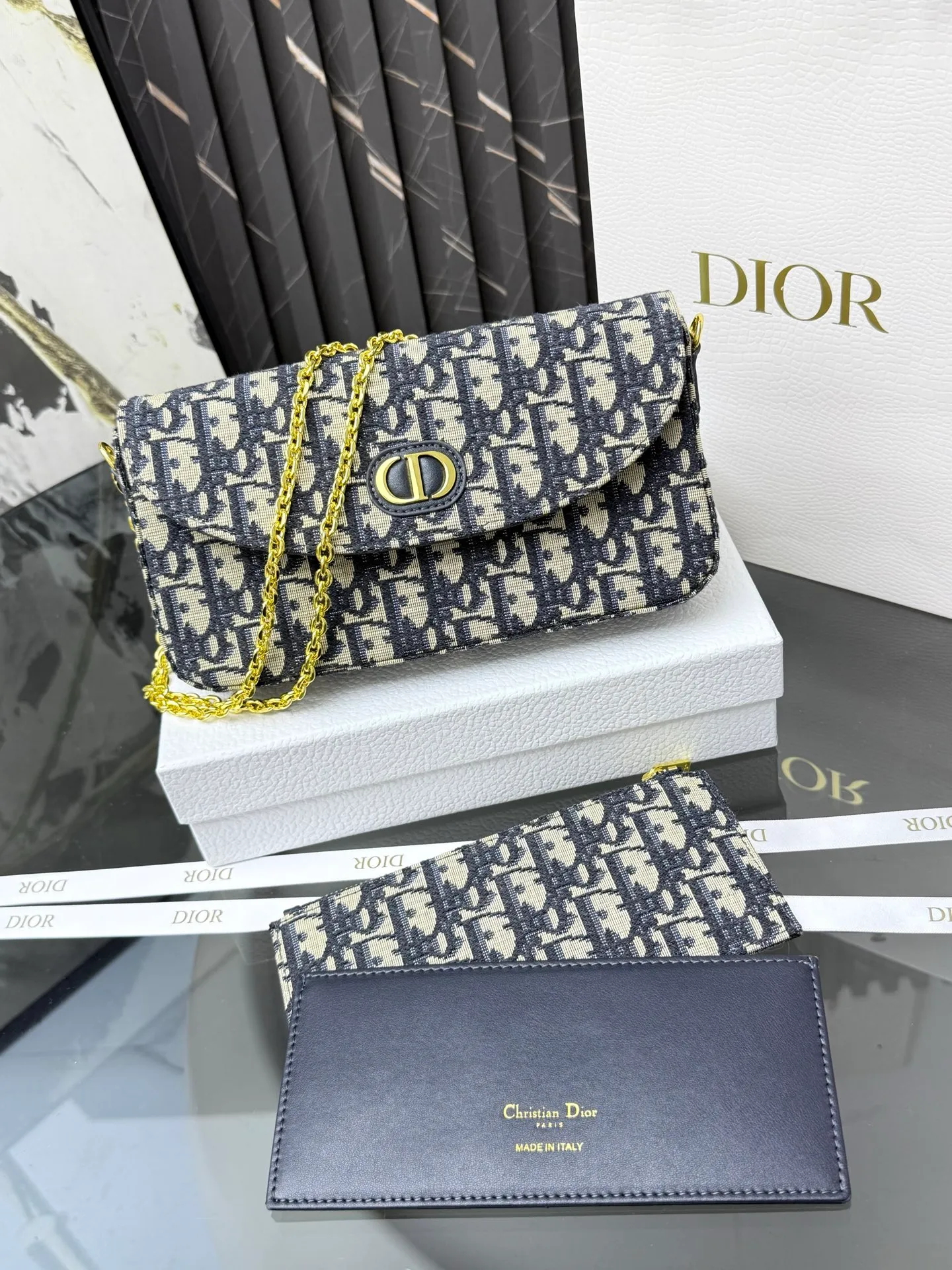 💰290💰New🎀🎀DIOR Dior’s latest crossbody bag for autumn and winter 2025. The shape of the 3-in-1 bag is so cute, it is small and exquisite. It is made of Obliaue presbyopic fabric and the iconic letters enhance the style. The 3-in-1 capacity can store various daily necessities and mobile phone card change. It can be beautiful when you go out every day. Size: 21.5*12*2cm No.: S4306 Color: gray, white, blue, maroon