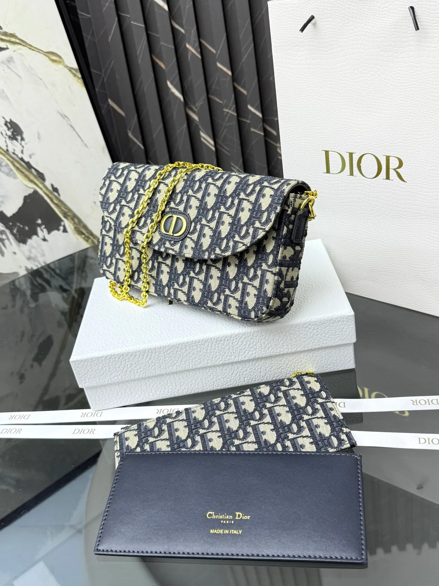 💰290💰New🎀🎀DIOR Dior’s latest crossbody bag for autumn and winter 2025. The shape of the 3-in-1 bag is so cute, it is small and exquisite. It is made of Obliaue presbyopic fabric and the iconic letters enhance the style. The 3-in-1 capacity can store various daily necessities and mobile phone card change. It can be beautiful when you go out every day. Size: 21.5*12*2cm No.: S4306 Color: gray, white, blue, maroon