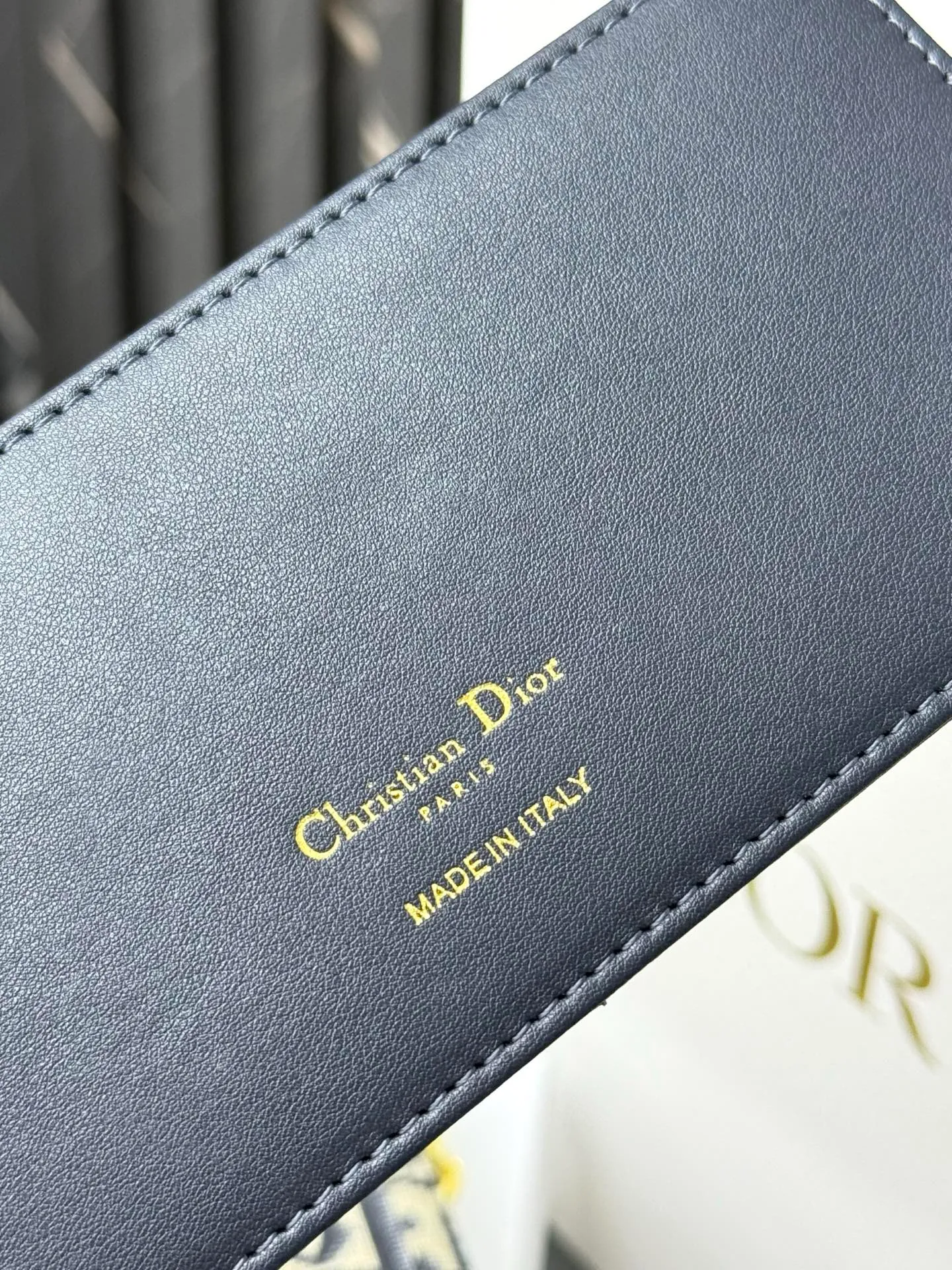 💰290💰New🎀🎀DIOR Dior’s latest crossbody bag for autumn and winter 2025. The shape of the 3-in-1 bag is so cute, it is small and exquisite. It is made of Obliaue presbyopic fabric and the iconic letters enhance the style. The 3-in-1 capacity can store various daily necessities and mobile phone card change. It can be beautiful when you go out every day. Size: 21.5*12*2cm No.: S4306 Color: gray, white, blue, maroon