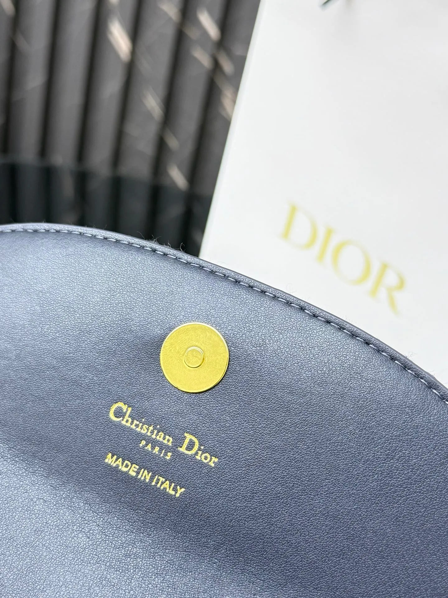 💰290💰New🎀🎀DIOR Dior’s latest crossbody bag for autumn and winter 2025. The shape of the 3-in-1 bag is so cute, it is small and exquisite. It is made of Obliaue presbyopic fabric and the iconic letters enhance the style. The 3-in-1 capacity can store various daily necessities and mobile phone card change. It can be beautiful when you go out every day. Size: 21.5*12*2cm No.: S4306 Color: gray, white, blue, maroon