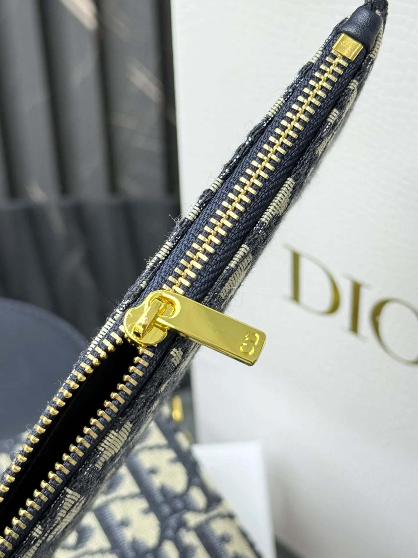 💰290💰New🎀🎀DIOR Dior’s latest crossbody bag for autumn and winter 2025. The shape of the 3-in-1 bag is so cute, it is small and exquisite. It is made of Obliaue presbyopic fabric and the iconic letters enhance the style. The 3-in-1 capacity can store various daily necessities and mobile phone card change. It can be beautiful when you go out every day. Size: 21.5*12*2cm No.: S4306 Color: gray, white, blue, maroon