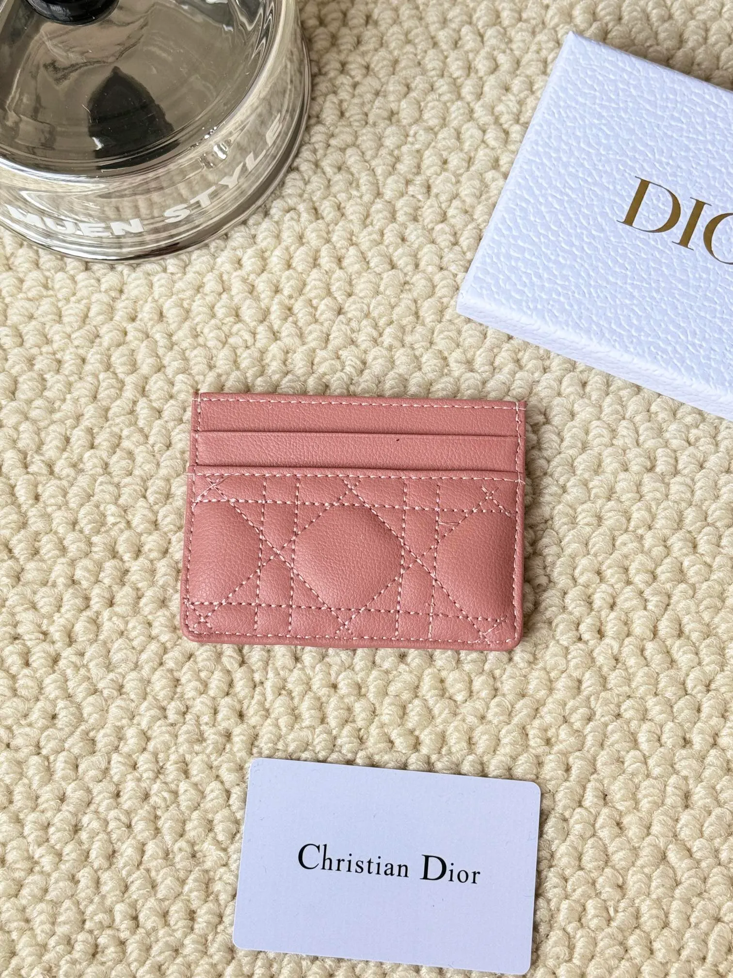 💰100 No.: S5130 Carefully crafted from soft cowhide, decorated with cannage pattern topstitching and embellished with the "CD" logo on the front. Elegant and sophisticated, it has five card slots and is suitable for various occasions. Size: 10.5*7.5cm Dior Caro five-compartment card holder is a new product this season, elegant and practical.