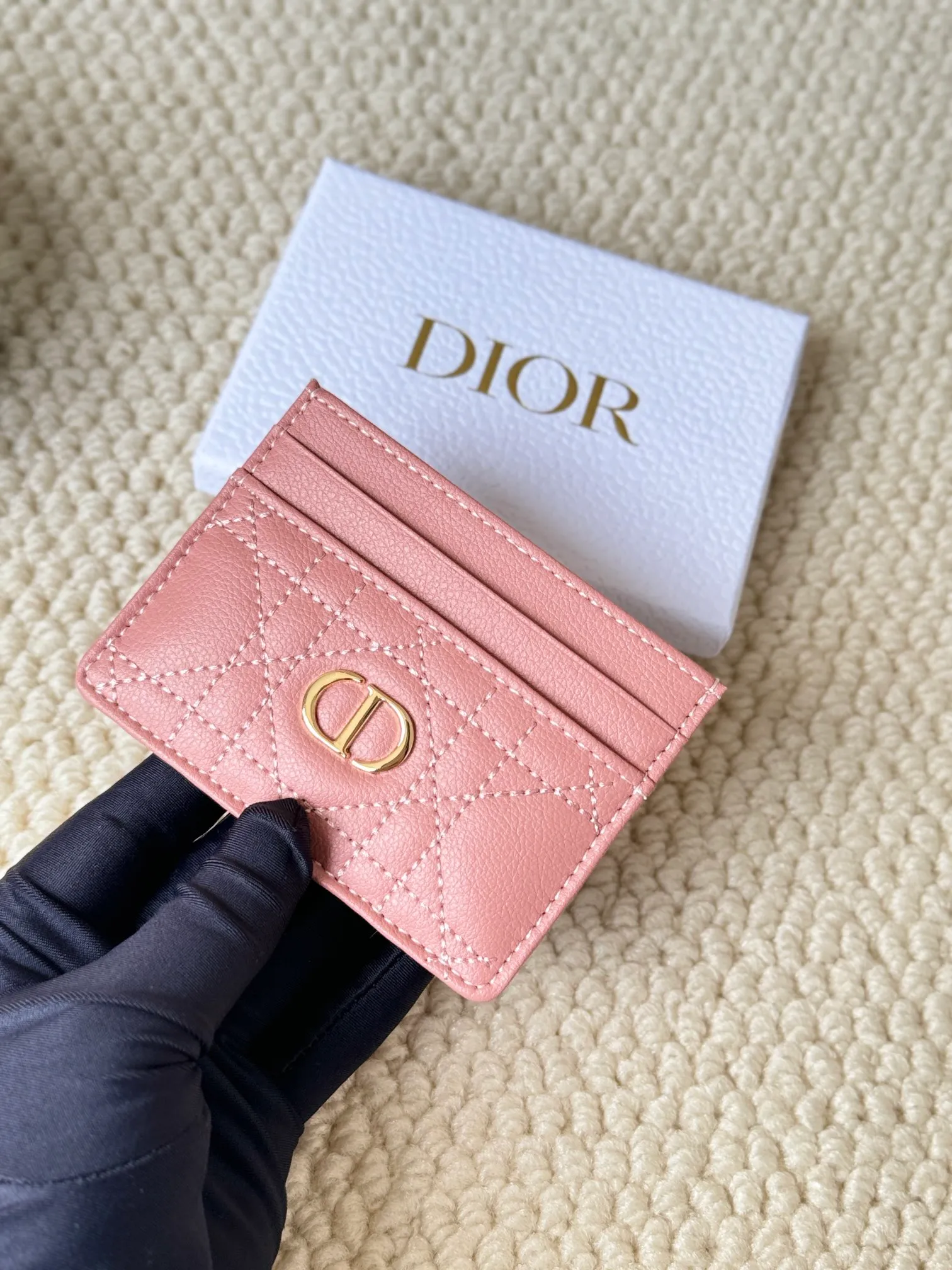 💰100 No.: S5130 Carefully crafted from soft cowhide, decorated with cannage pattern topstitching and embellished with the "CD" logo on the front. Elegant and sophisticated, it has five card slots and is suitable for various occasions. Size: 10.5*7.5cm Dior Caro five-compartment card holder is a new product this season, elegant and practical.