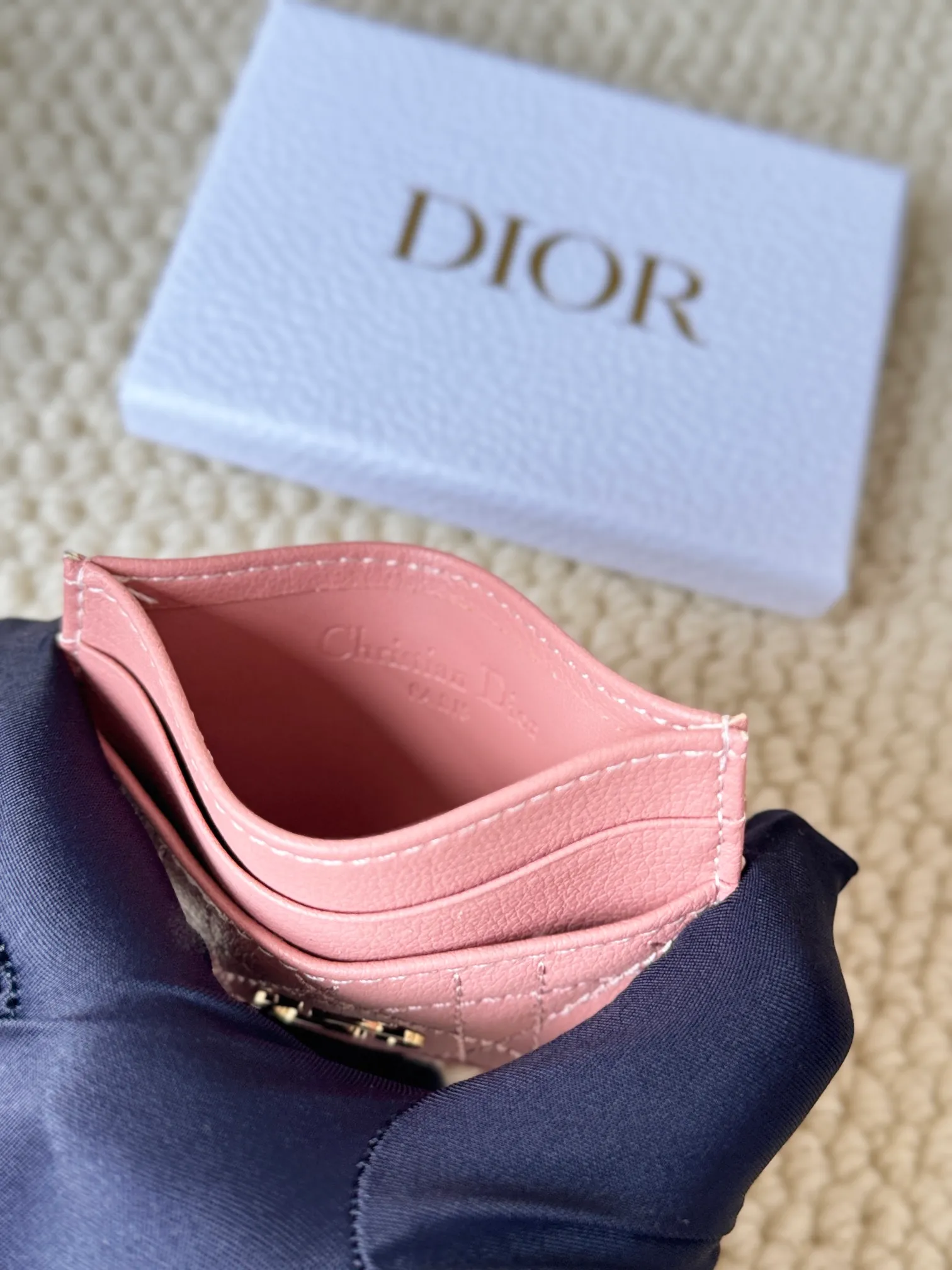 💰100 No.: S5130 Carefully crafted from soft cowhide, decorated with cannage pattern topstitching and embellished with the "CD" logo on the front. Elegant and sophisticated, it has five card slots and is suitable for various occasions. Size: 10.5*7.5cm Dior Caro five-compartment card holder is a new product this season, elegant and practical.