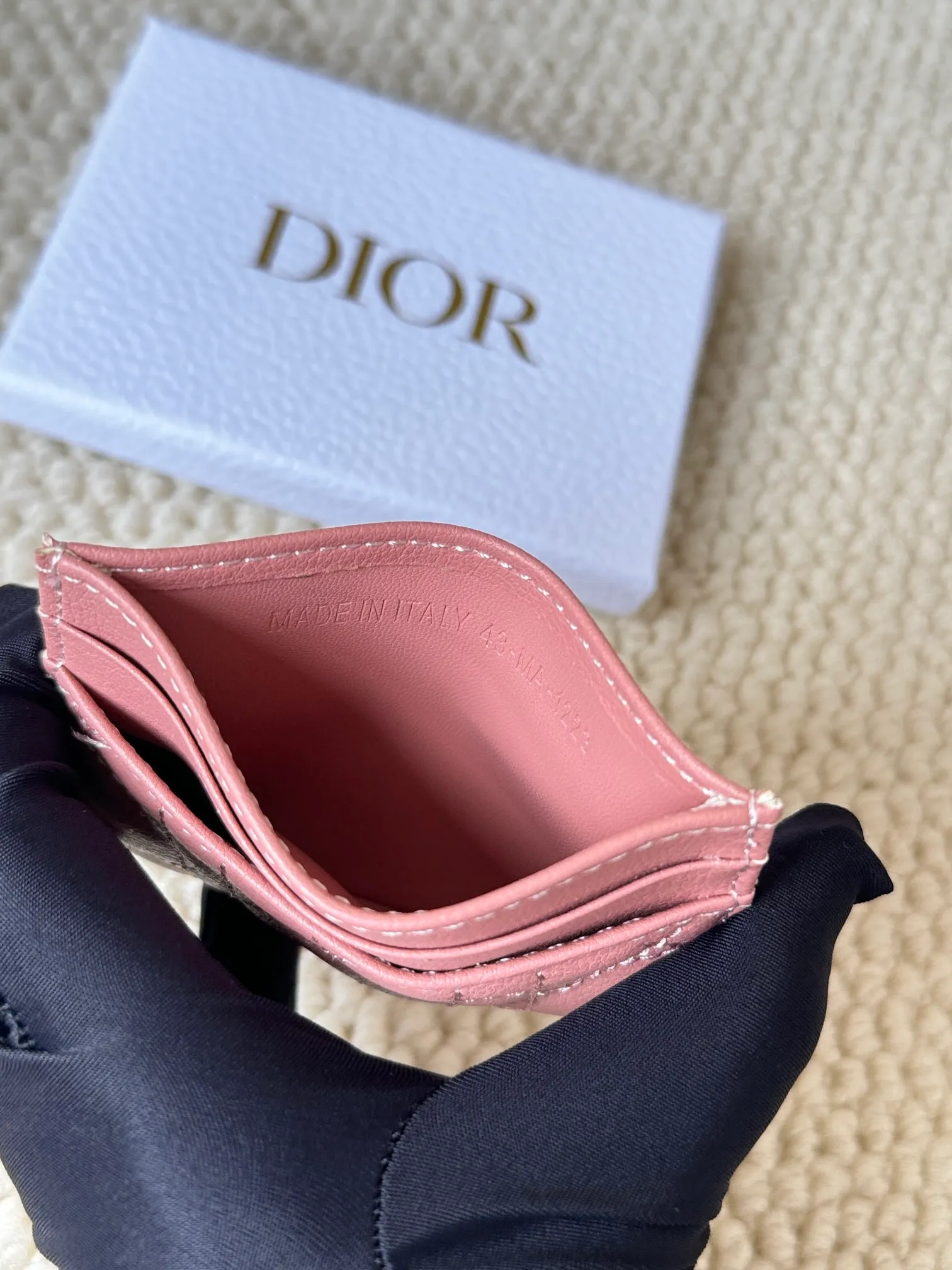 💰100 No.: S5130 Carefully crafted from soft cowhide, decorated with cannage pattern topstitching and embellished with the "CD" logo on the front. Elegant and sophisticated, it has five card slots and is suitable for various occasions. Size: 10.5*7.5cm Dior Caro five-compartment card holder is a new product this season, elegant and practical.