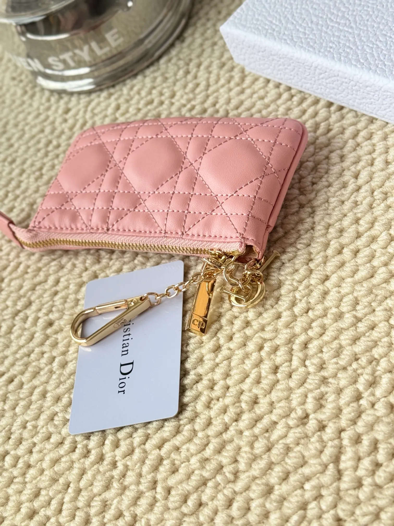 💰150 lambskin makes a zippered coin purse and key bag. Small, cute and mini. Size: 14.5*7.6cm Model: S0972UWHC_M30G This Dior Caro card holder is elegant and practical. Made of soft lambskin, carefully crafted and decorated with cannage pattern topstitching. Coin purse and key case 🔑 Compact and practical, unique and can store various daily necessities, suitable for various occasions.