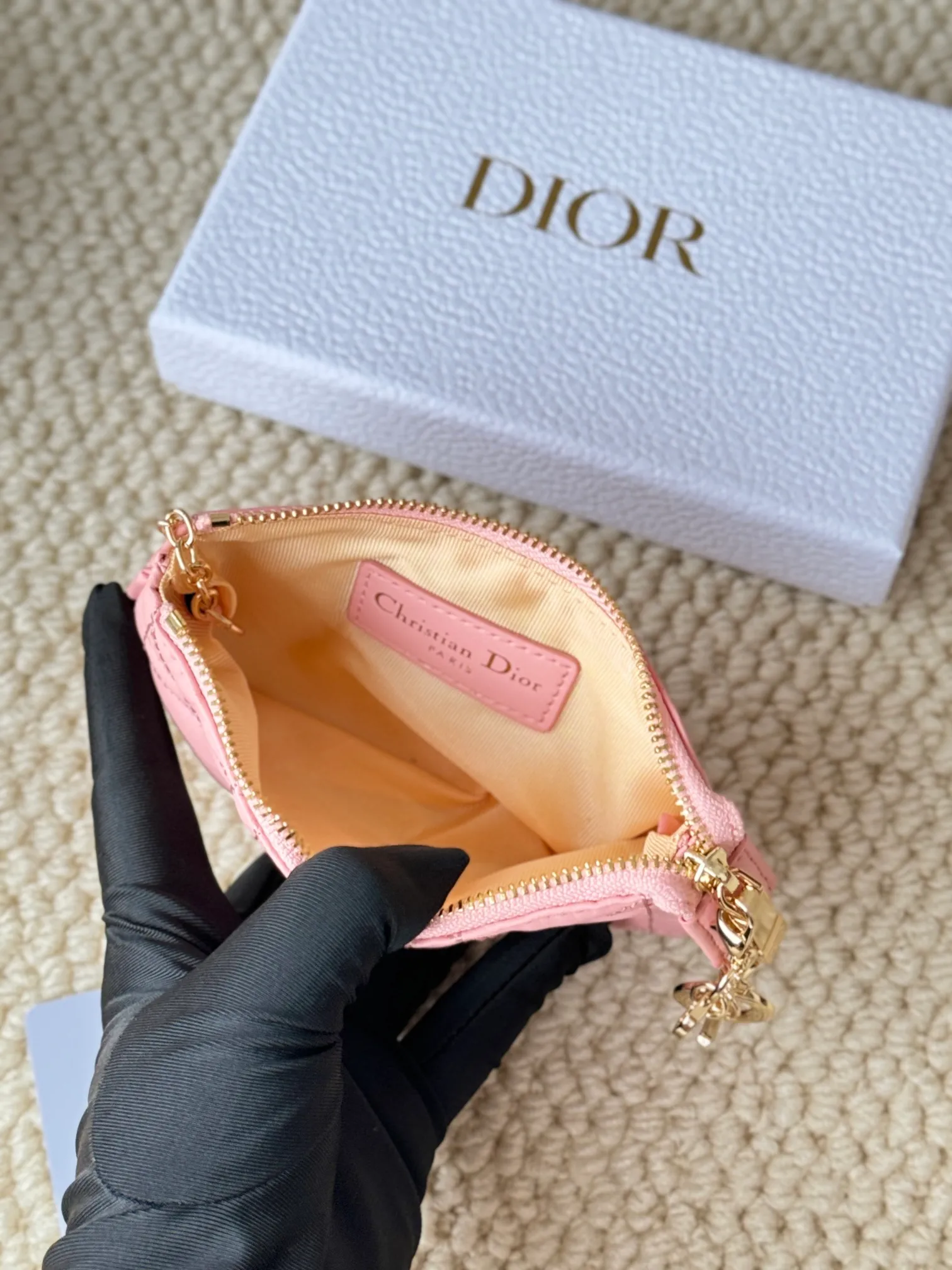💰150 lambskin makes a zippered coin purse and key bag. Small, cute and mini. Size: 14.5*7.6cm Model: S0972UWHC_M30G This Dior Caro card holder is elegant and practical. Made of soft lambskin, carefully crafted and decorated with cannage pattern topstitching. Coin purse and key case 🔑 Compact and practical, unique and can store various daily necessities, suitable for various occasions.