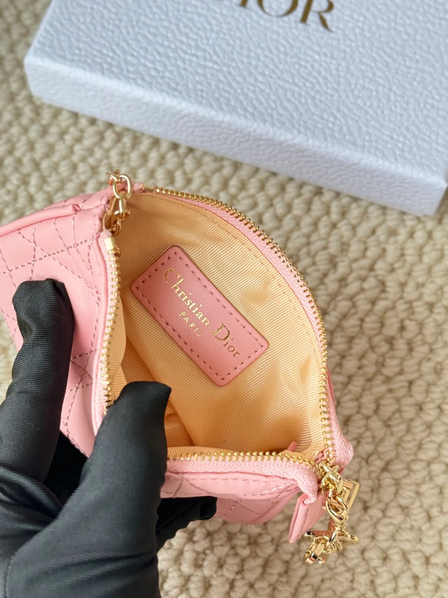 💰150 lambskin makes a zippered coin purse and key bag. Small, cute and mini. Size: 14.5*7.6cm Model: S0972UWHC_M30G This Dior Caro card holder is elegant and practical. Made of soft lambskin, carefully crafted and decorated with cannage pattern topstitching. Coin purse and key case 🔑 Compact and practical, unique and can store various daily necessities, suitable for various occasions.