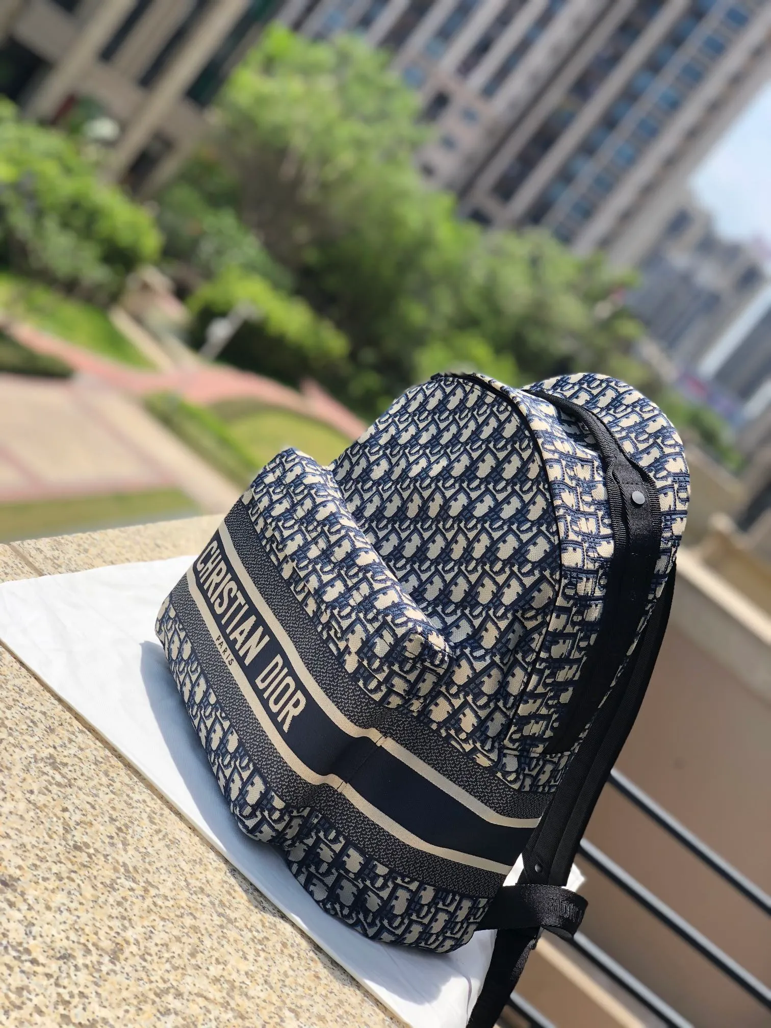 ❗️❗️❗️Free shipping with SF Express for year-end events❗️❗️❗️💰1560 Size: 35×41×15cm Dior overseas channel resources specialize in TRAVEL backpack ❗️TRAVEL presbyopic backpack, DIOR’s trave backpack integrates iconic details and practical elements. It is designed with a waterproof logo and the bag surface uses original DIOR Oblique technical canvas and displaying the "ChristianDior" signature on the front, zip pockets on the outside and inside complete the look of this casual fresh style. This bag is a classic presbyopia bag with a comfortable shoulder strap. It is a must-have for long-distance travel. The bag is also very light and will not tire you when you carry it. It is perfect even for daily use!