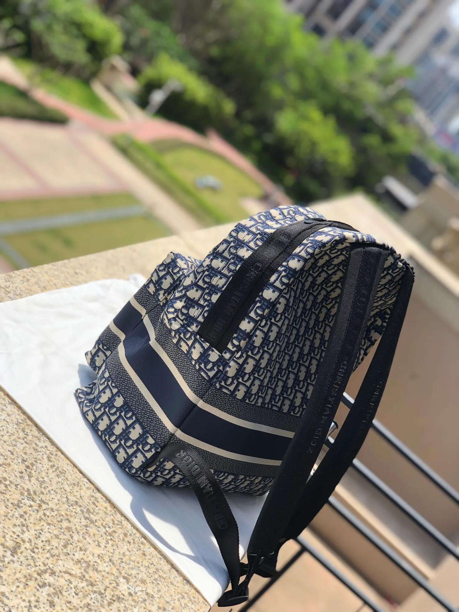 ❗️❗️❗️Free shipping with SF Express for year-end events❗️❗️❗️💰1560 Size: 35×41×15cm Dior overseas channel resources specialize in TRAVEL backpack ❗️TRAVEL presbyopic backpack, DIOR’s trave backpack integrates iconic details and practical elements. It is designed with a waterproof logo and the bag surface uses original DIOR Oblique technical canvas and displaying the "ChristianDior" signature on the front, zip pockets on the outside and inside complete the look of this casual fresh style. This bag is a classic presbyopia bag with a comfortable shoulder strap. It is a must-have for long-distance travel. The bag is also very light and will not tire you when you carry it. It is perfect even for daily use!