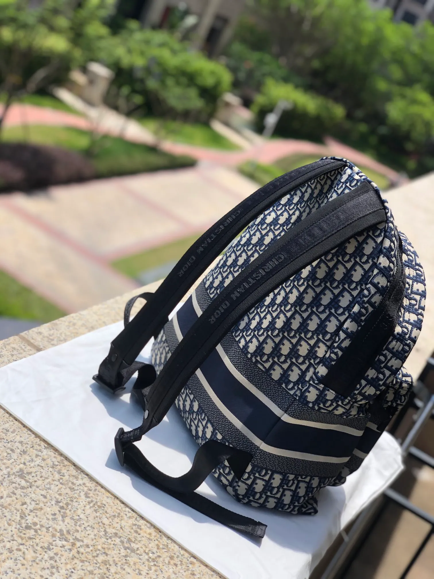 ❗️❗️❗️Free shipping with SF Express for year-end events❗️❗️❗️💰1560 Size: 35×41×15cm Dior overseas channel resources specialize in TRAVEL backpack ❗️TRAVEL presbyopic backpack, DIOR’s trave backpack integrates iconic details and practical elements. It is designed with a waterproof logo and the bag surface uses original DIOR Oblique technical canvas and displaying the "ChristianDior" signature on the front, zip pockets on the outside and inside complete the look of this casual fresh style. This bag is a classic presbyopia bag with a comfortable shoulder strap. It is a must-have for long-distance travel. The bag is also very light and will not tire you when you carry it. It is perfect even for daily use!