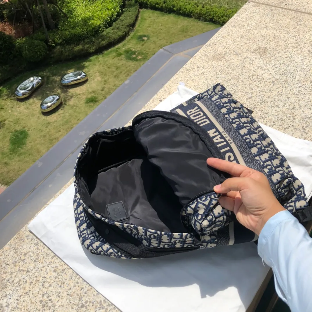 ❗️❗️❗️Free shipping with SF Express for year-end events❗️❗️❗️💰1560 Size: 35×41×15cm Dior overseas channel resources specialize in TRAVEL backpack ❗️TRAVEL presbyopic backpack, DIOR’s trave backpack integrates iconic details and practical elements. It is designed with a waterproof logo and the bag surface uses original DIOR Oblique technical canvas and displaying the "ChristianDior" signature on the front, zip pockets on the outside and inside complete the look of this casual fresh style. This bag is a classic presbyopia bag with a comfortable shoulder strap. It is a must-have for long-distance travel. The bag is also very light and will not tire you when you carry it. It is perfect even for daily use!