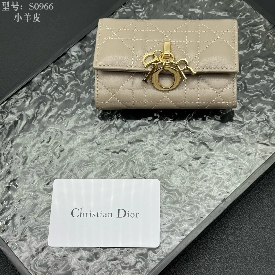 💰160 💎Top quality #Apricot color 💕𝑫𝒊𝒐𝒓Authentic product available at counters💌Full leather inside and outside. Comes with picture box. Exclusive real shot#Built-in small sachet💕 This My Dior Glycine wallet is compact, practical and unique. Crafted from rouge sheep leather, decorated with cannage pattern and decorated with a D.I.O.R. charm on the front to enhance the style. Elegant and refined, it can store a variety of daily necessities, is suitable for various occasions, and can be matched with other My Dior items. D.I.O.R. charm on the front 2 card slots 1 zipped compartment 1 spacious interior compartment Made in Italy Reference number: S0966. Size:11x7.5x2.5cm
