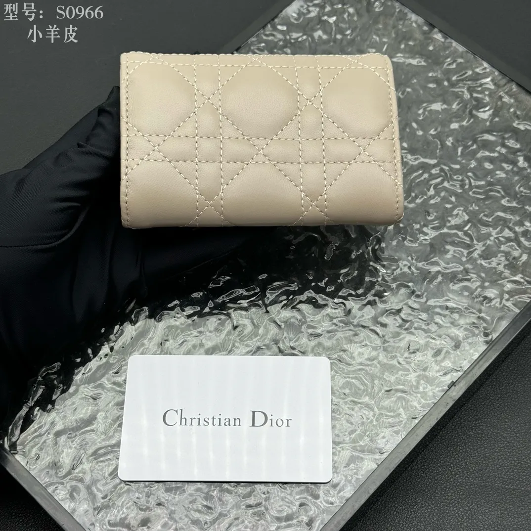 💰160 💎Top quality #Apricot color 💕𝑫𝒊𝒐𝒓Authentic product available at counters💌Full leather inside and outside. Comes with picture box. Exclusive real shot#Built-in small sachet💕 This My Dior Glycine wallet is compact, practical and unique. Crafted from rouge sheep leather, decorated with cannage pattern and decorated with a D.I.O.R. charm on the front to enhance the style. Elegant and refined, it can store a variety of daily necessities, is suitable for various occasions, and can be matched with other My Dior items. D.I.O.R. charm on the front 2 card slots 1 zipped compartment 1 spacious interior compartment Made in Italy Reference number: S0966. Size:11x7.5x2.5cm