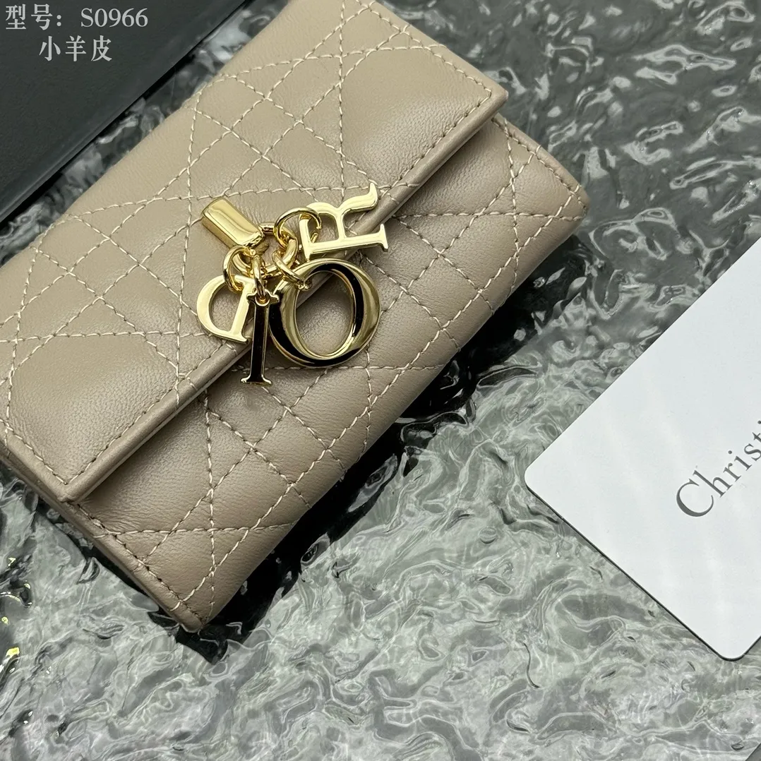 💰160 💎Top quality #Apricot color 💕𝑫𝒊𝒐𝒓Authentic product available at counters💌Full leather inside and outside. Comes with picture box. Exclusive real shot#Built-in small sachet💕 This My Dior Glycine wallet is compact, practical and unique. Crafted from rouge sheep leather, decorated with cannage pattern and decorated with a D.I.O.R. charm on the front to enhance the style. Elegant and refined, it can store a variety of daily necessities, is suitable for various occasions, and can be matched with other My Dior items. D.I.O.R. charm on the front 2 card slots 1 zipped compartment 1 spacious interior compartment Made in Italy Reference number: S0966. Size:11x7.5x2.5cm