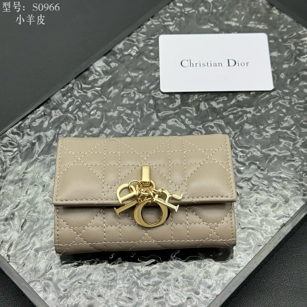 💰160 💎Top quality #Apricot color 💕𝑫𝒊𝒐𝒓Authentic product available at counters💌Full leather inside and outside. Comes with picture box. Exclusive real shot#Built-in small sachet💕 This My Dior Glycine wallet is compact, practical and unique. Crafted from rouge sheep leather, decorated with cannage pattern and decorated with a D.I.O.R. charm on the front to enhance the style. Elegant and refined, it can store a variety of daily necessities, is suitable for various occasions, and can be matched with other My Dior items. D.I.O.R. charm on the front 2 card slots 1 zipped compartment 1 spacious interior compartment Made in Italy Reference number: S0966. Size:11x7.5x2.5cm