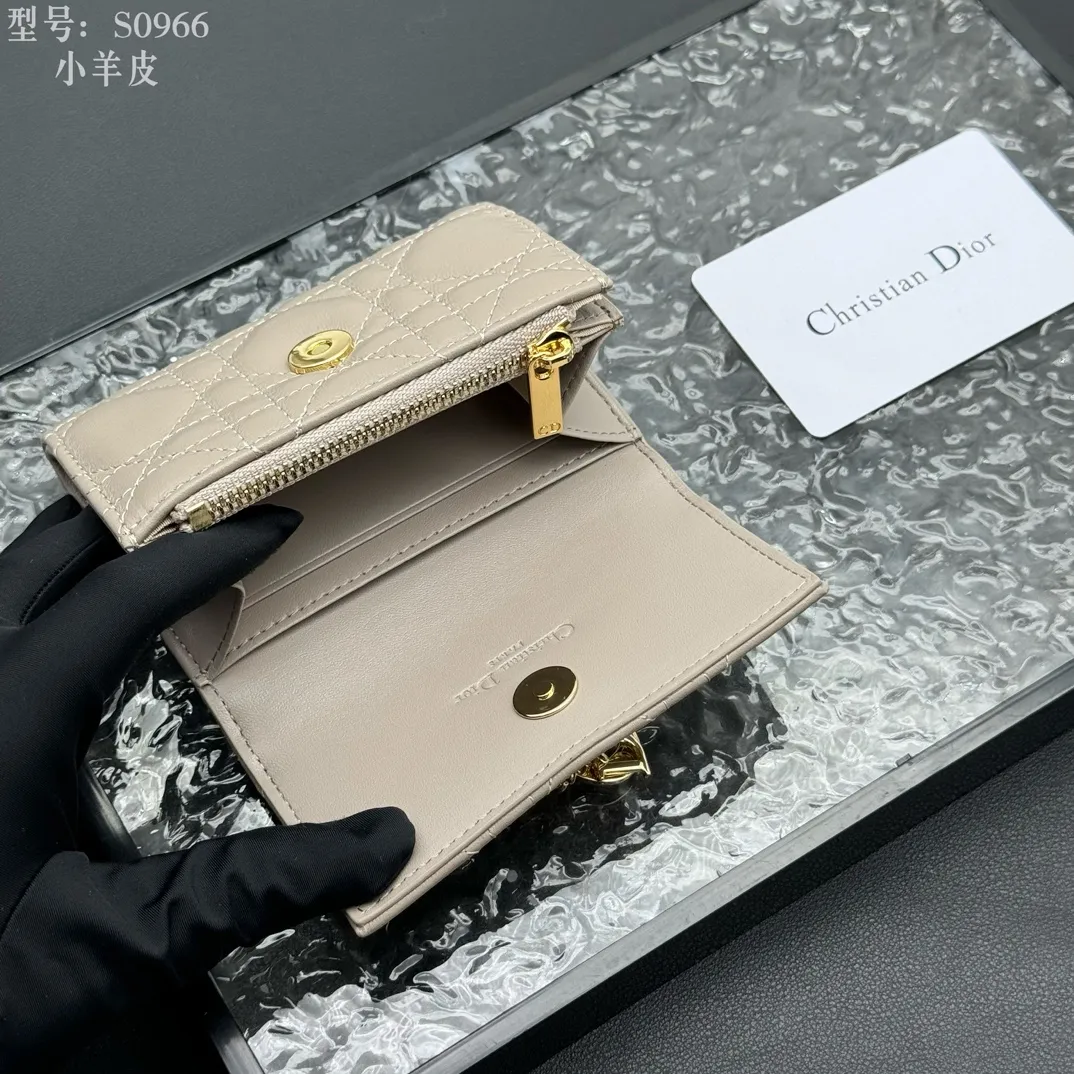 💰160 💎Top quality #Apricot color 💕𝑫𝒊𝒐𝒓Authentic product available at counters💌Full leather inside and outside. Comes with picture box. Exclusive real shot#Built-in small sachet💕 This My Dior Glycine wallet is compact, practical and unique. Crafted from rouge sheep leather, decorated with cannage pattern and decorated with a D.I.O.R. charm on the front to enhance the style. Elegant and refined, it can store a variety of daily necessities, is suitable for various occasions, and can be matched with other My Dior items. D.I.O.R. charm on the front 2 card slots 1 zipped compartment 1 spacious interior compartment Made in Italy Reference number: S0966. Size:11x7.5x2.5cm