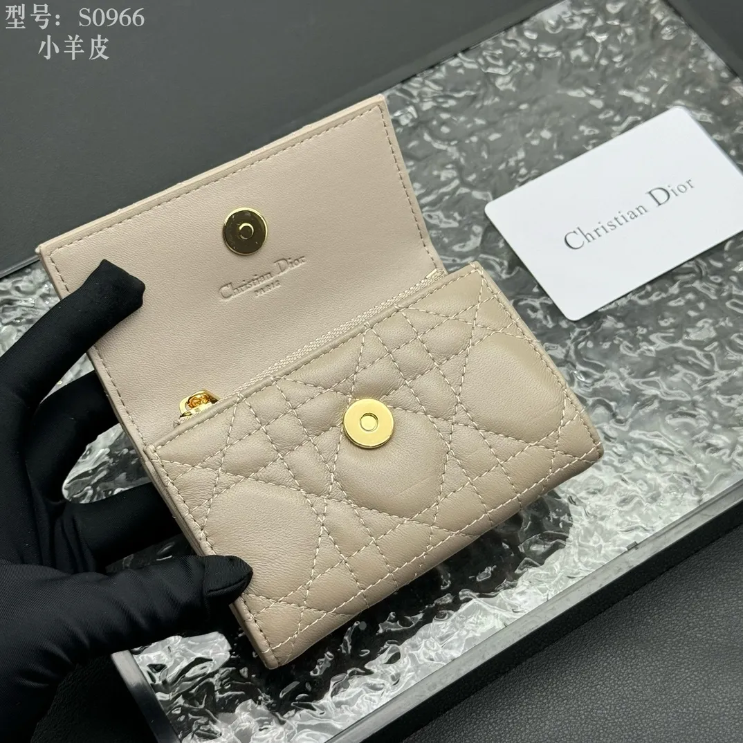 💰160 💎Top quality #Apricot color 💕𝑫𝒊𝒐𝒓Authentic product available at counters💌Full leather inside and outside. Comes with picture box. Exclusive real shot#Built-in small sachet💕 This My Dior Glycine wallet is compact, practical and unique. Crafted from rouge sheep leather, decorated with cannage pattern and decorated with a D.I.O.R. charm on the front to enhance the style. Elegant and refined, it can store a variety of daily necessities, is suitable for various occasions, and can be matched with other My Dior items. D.I.O.R. charm on the front 2 card slots 1 zipped compartment 1 spacious interior compartment Made in Italy Reference number: S0966. Size:11x7.5x2.5cm