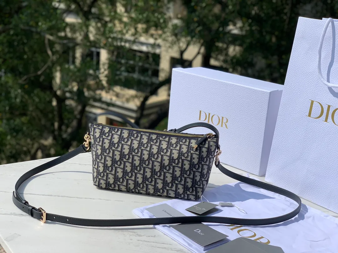 ❗️❗️❗️Free shipping with SF Express for year-end event❗️❗️❗️💰1500 Size: 22×13×9.5cm The latest DIOR Nomad lunch box bag (with shoulder strap), another heavy recommendation! Lunch box bags have become very popular in recent years🔥Whoever uses them is so cute. They are made of retro presbyopic canvas and will not deform when kneaded at will. They come with a long shoulder strap that can be freely detached. This bag cabinet is also a hard-to-find bag. It can be carried all year round, so don’t think about it and just buy it!