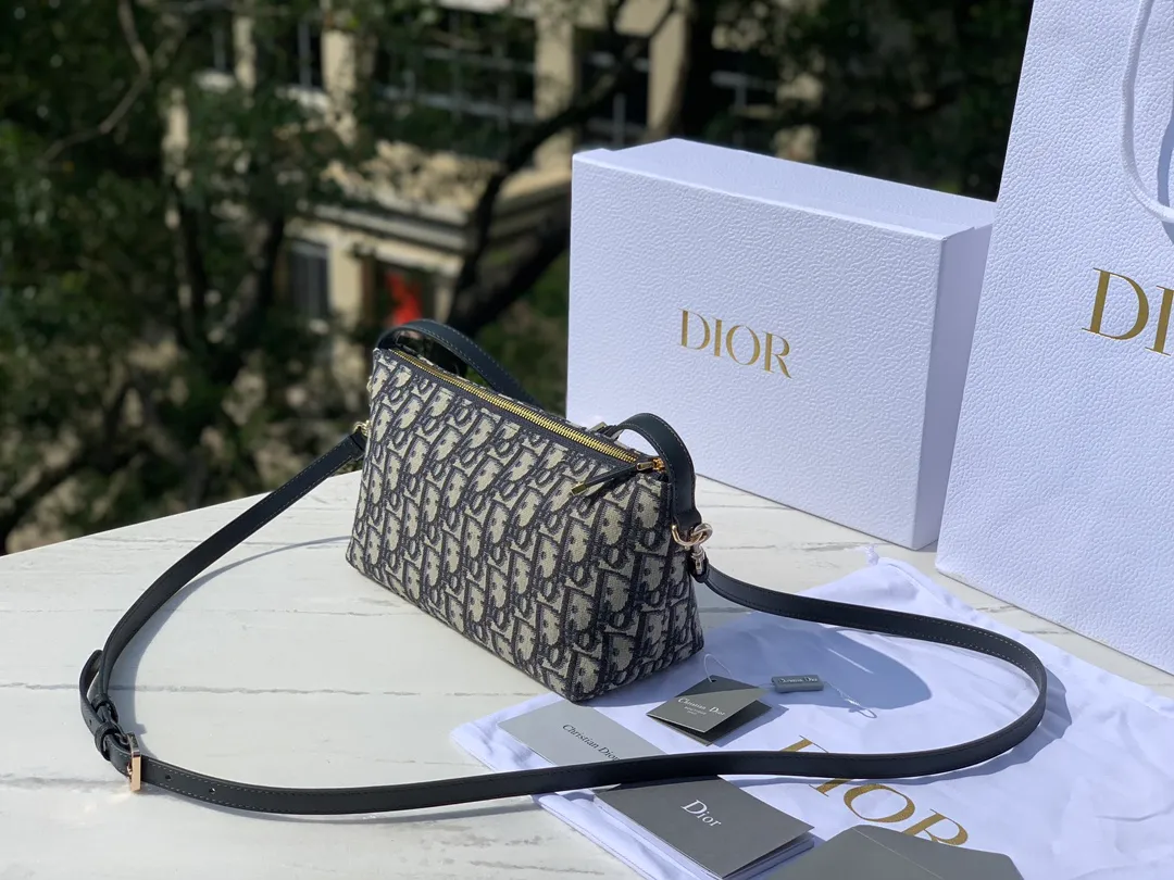❗️❗️❗️Free shipping with SF Express for year-end event❗️❗️❗️💰1500 Size: 22×13×9.5cm The latest DIOR Nomad lunch box bag (with shoulder strap), another heavy recommendation! Lunch box bags have become very popular in recent years🔥Whoever uses them is so cute. They are made of retro presbyopic canvas and will not deform when kneaded at will. They come with a long shoulder strap that can be freely detached. This bag cabinet is also a hard-to-find bag. It can be carried all year round, so don’t think about it and just buy it!