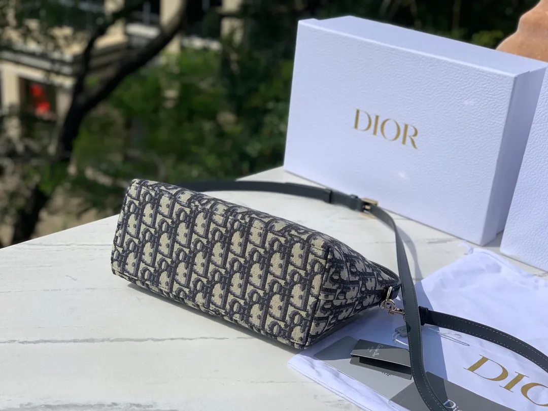 ❗️❗️❗️Free shipping with SF Express for year-end event❗️❗️❗️💰1500 Size: 22×13×9.5cm The latest DIOR Nomad lunch box bag (with shoulder strap), another heavy recommendation! Lunch box bags have become very popular in recent years🔥Whoever uses them is so cute. They are made of retro presbyopic canvas and will not deform when kneaded at will. They come with a long shoulder strap that can be freely detached. This bag cabinet is also a hard-to-find bag. It can be carried all year round, so don’t think about it and just buy it!
