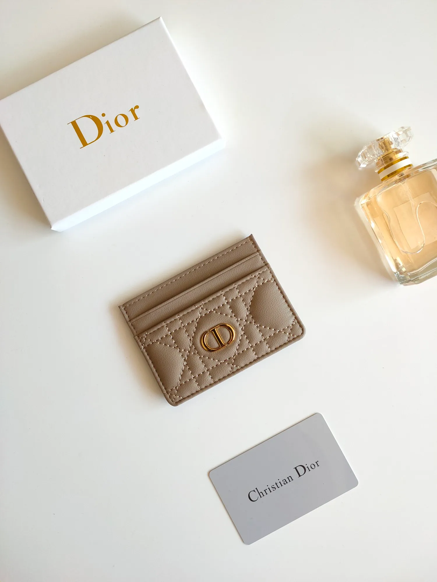 ￥90😍The Dior Caro five-compartment card holder is a new product this season, elegant and practical. Style number: S5130. Carefully crafted from soft cowhide, decorated with cannage pattern topstitching and embellished with the "CD" logo on the front. Elegant and sophisticated, it has five card slots and is suitable for various occasions. Size:10.5*7.5cm