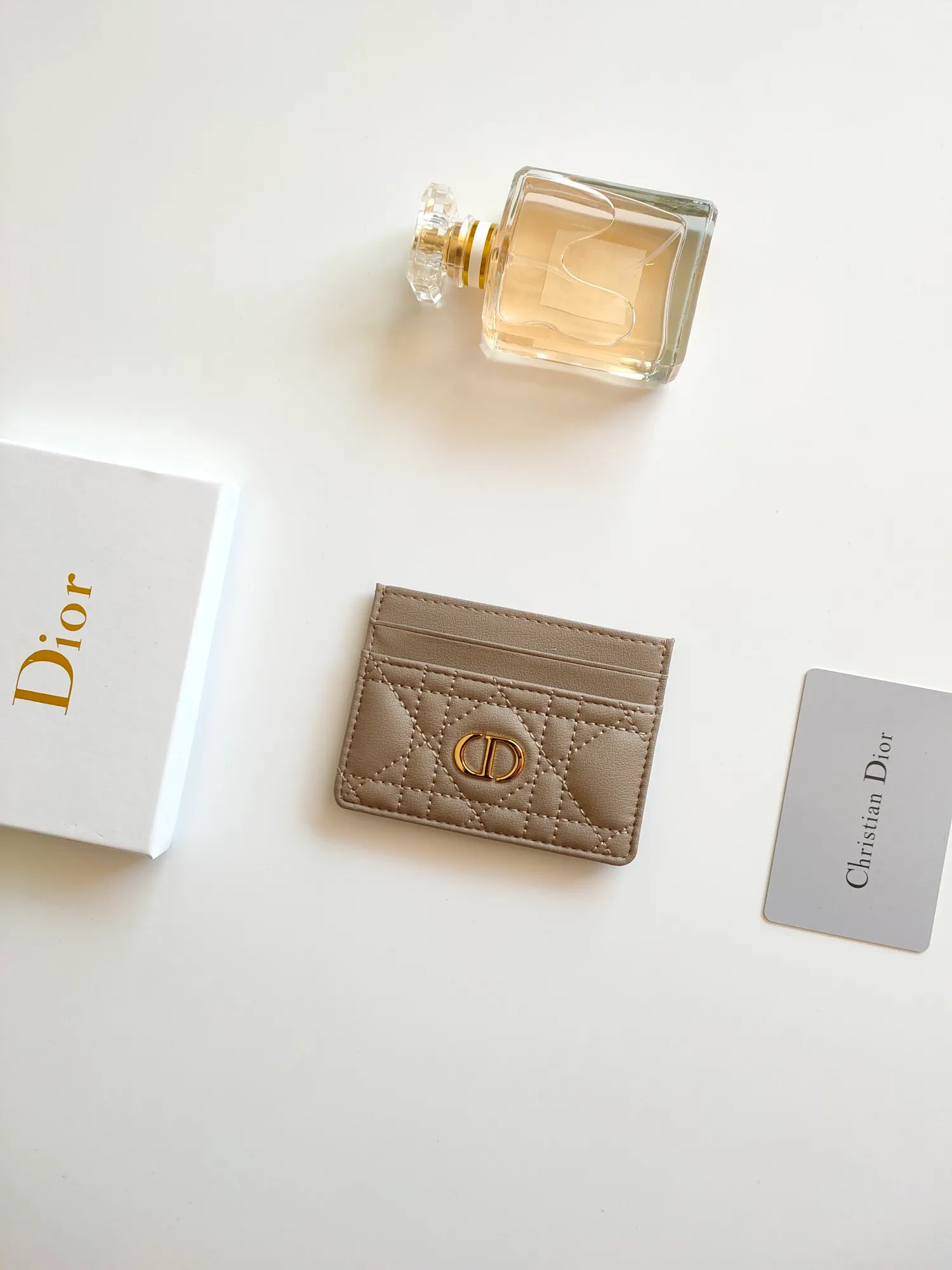 ￥90😍The Dior Caro five-compartment card holder is a new product this season, elegant and practical. Style number: S5130. Carefully crafted from soft cowhide, decorated with cannage pattern topstitching and embellished with the "CD" logo on the front. Elegant and sophisticated, it has five card slots and is suitable for various occasions. Size:10.5*7.5cm