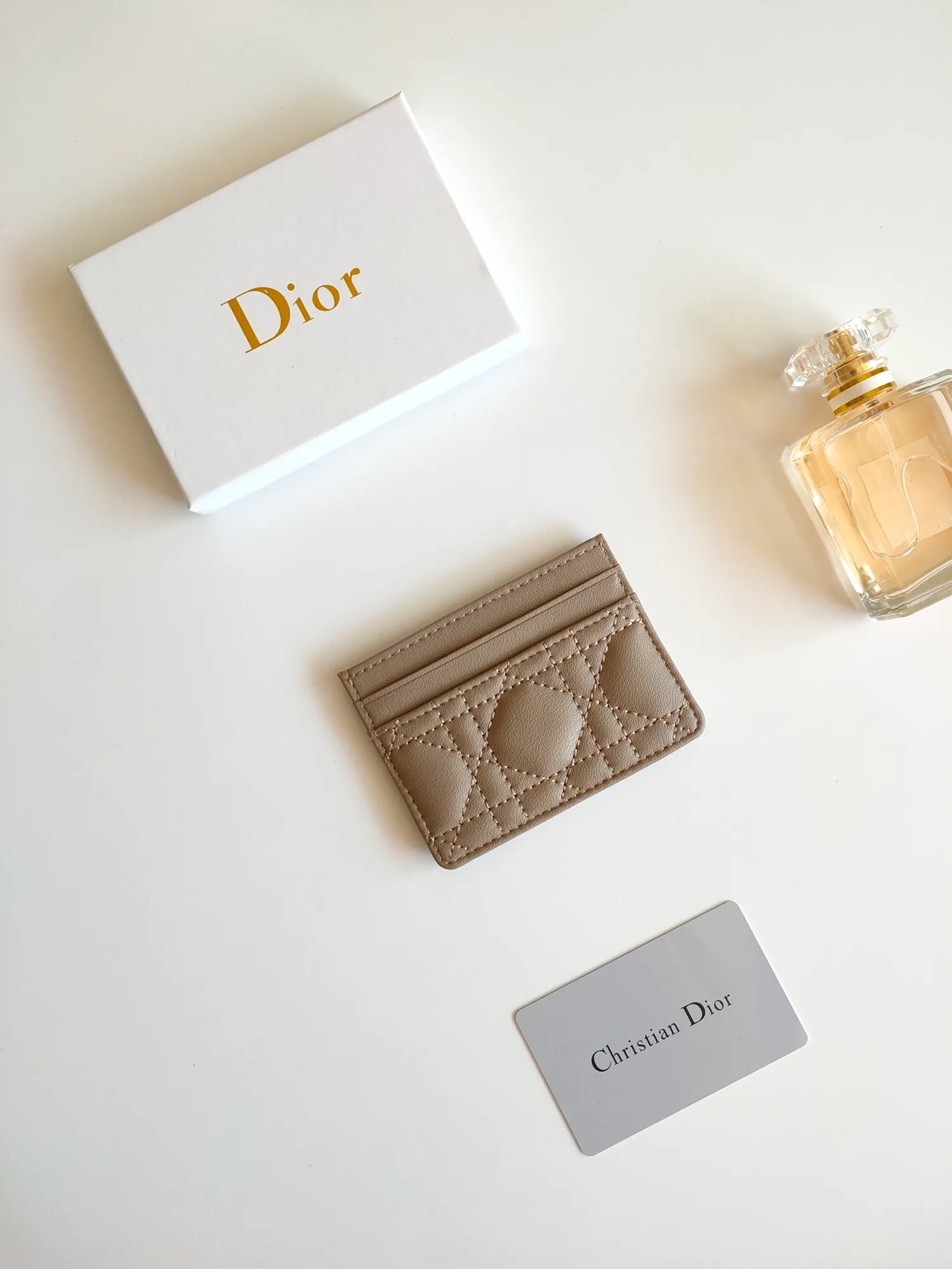 ￥90😍The Dior Caro five-compartment card holder is a new product this season, elegant and practical. Style number: S5130. Carefully crafted from soft cowhide, decorated with cannage pattern topstitching and embellished with the "CD" logo on the front. Elegant and sophisticated, it has five card slots and is suitable for various occasions. Size:10.5*7.5cm
