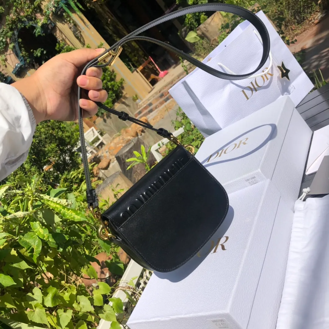 Top upgraded version 💰1700 Small size: 18×14×5cm Dior overseas channels! Dior Saddle Bag😘This Dior Bobby handbag is a shoulder bag style, showing elegant silhouette and coordinated proportions. This small bag is crafted from glossy black calfskin and accented with antiqued gold hardware for added style. The interior is designed with suede leather, which is soft and rich in texture. With a detachable and adjustable shoulder strap embellished with a military-style buckle, it can be worn on the shoulder, cross-body or handheld.