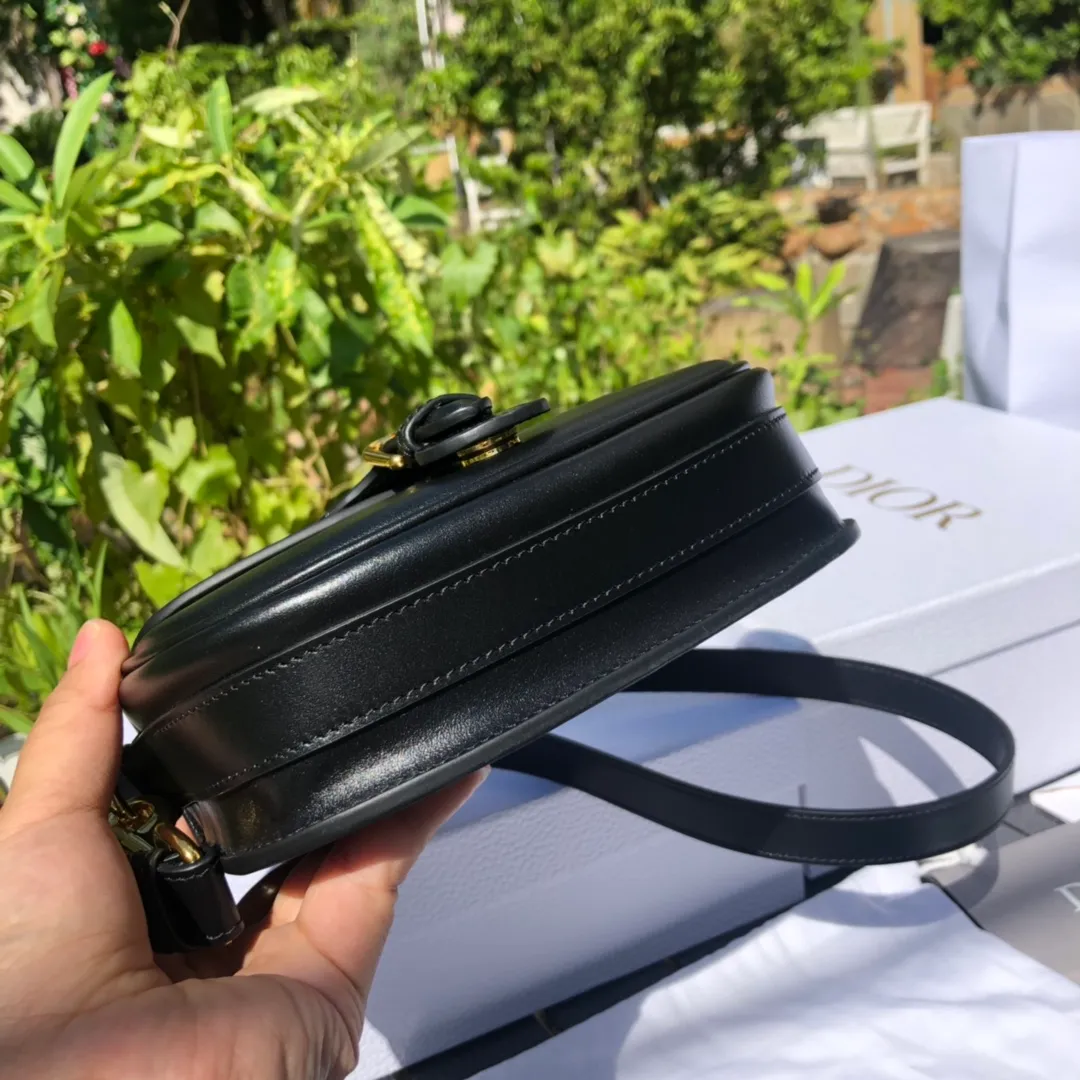 Top upgraded version 💰1700 Small size: 18×14×5cm Dior overseas channels! Dior Saddle Bag😘This Dior Bobby handbag is a shoulder bag style, showing elegant silhouette and coordinated proportions. This small bag is crafted from glossy black calfskin and accented with antiqued gold hardware for added style. The interior is designed with suede leather, which is soft and rich in texture. With a detachable and adjustable shoulder strap embellished with a military-style buckle, it can be worn on the shoulder, cross-body or handheld.