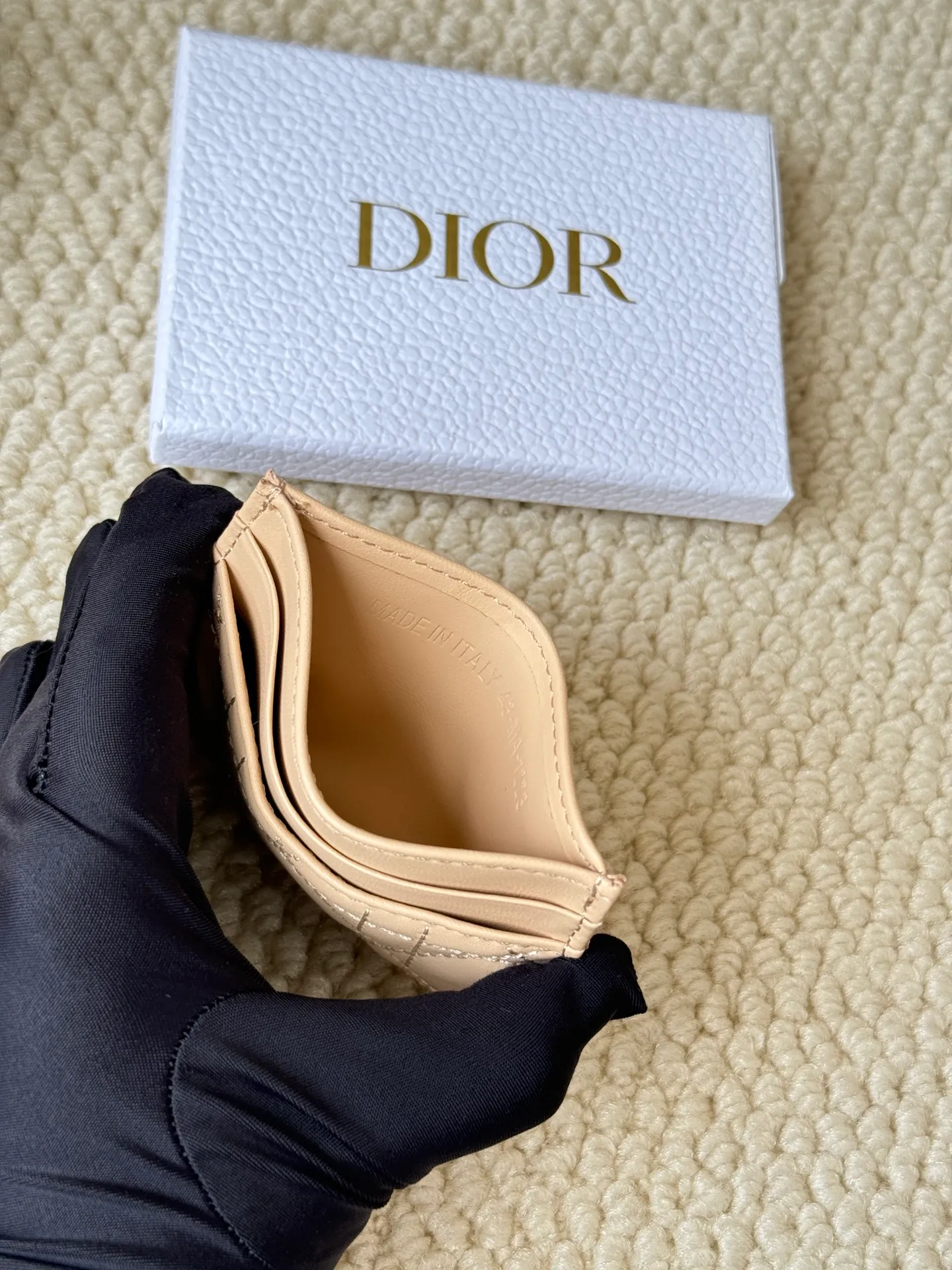 💰100 dior card cd card holder New style CD with a mini pearl on the front No.: S3103 Carefully made of soft cowhide, decorated with cannage pattern topstitching, embellished with "CD" ➕ pearl embellishment logo on the front. Elegant and sophisticated, it has five card slots and is suitable for various occasions. Size: 10.5*7.5cm Dior Caro five-compartment card holder is a new product this season, elegant and practical.