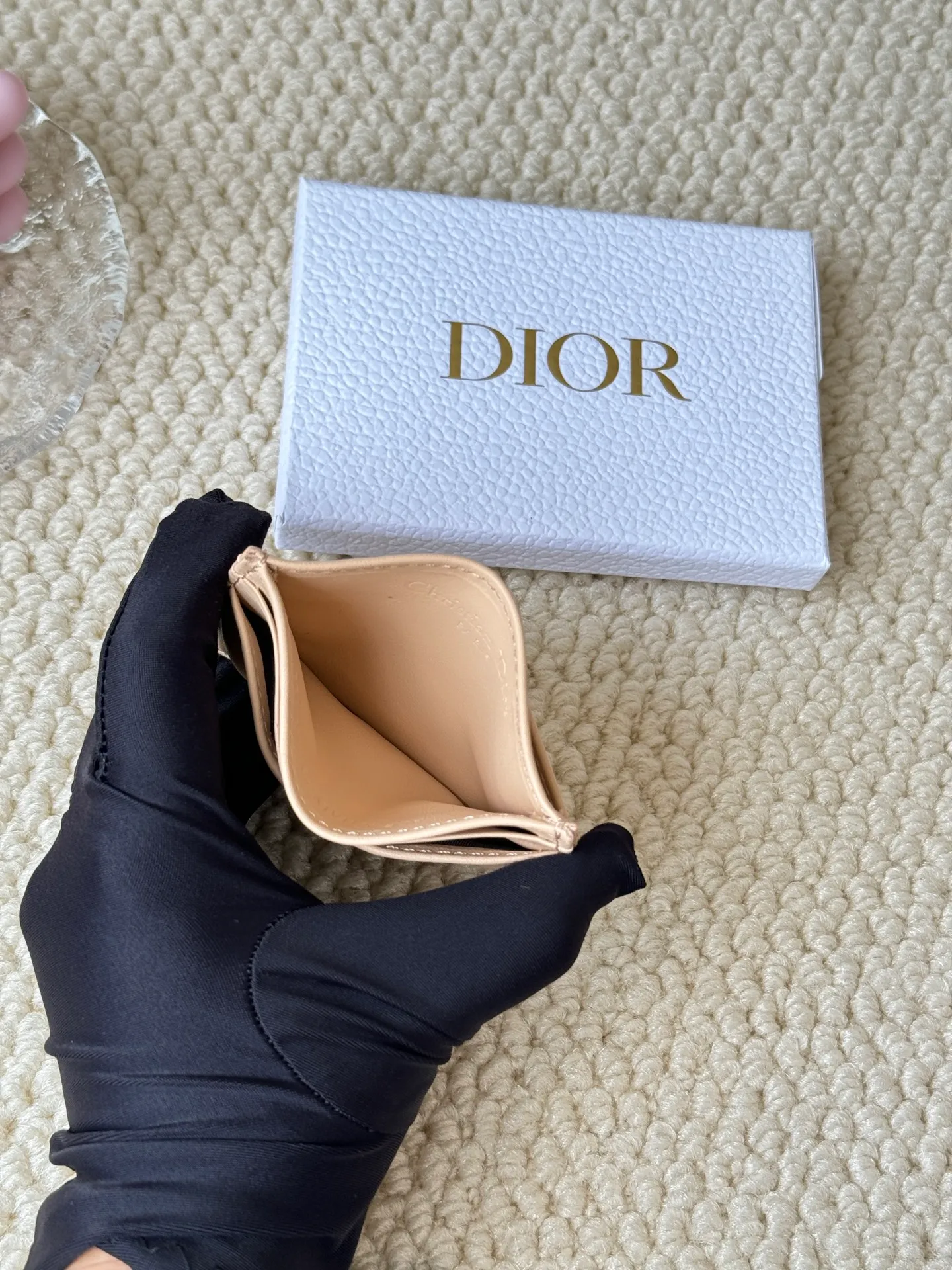 💰100 dior card cd card holder New style CD with a mini pearl on the front No.: S3103 Carefully made of soft cowhide, decorated with cannage pattern topstitching, embellished with "CD" ➕ pearl embellishment logo on the front. Elegant and sophisticated, it has five card slots and is suitable for various occasions. Size: 10.5*7.5cm Dior Caro five-compartment card holder is a new product this season, elegant and practical.