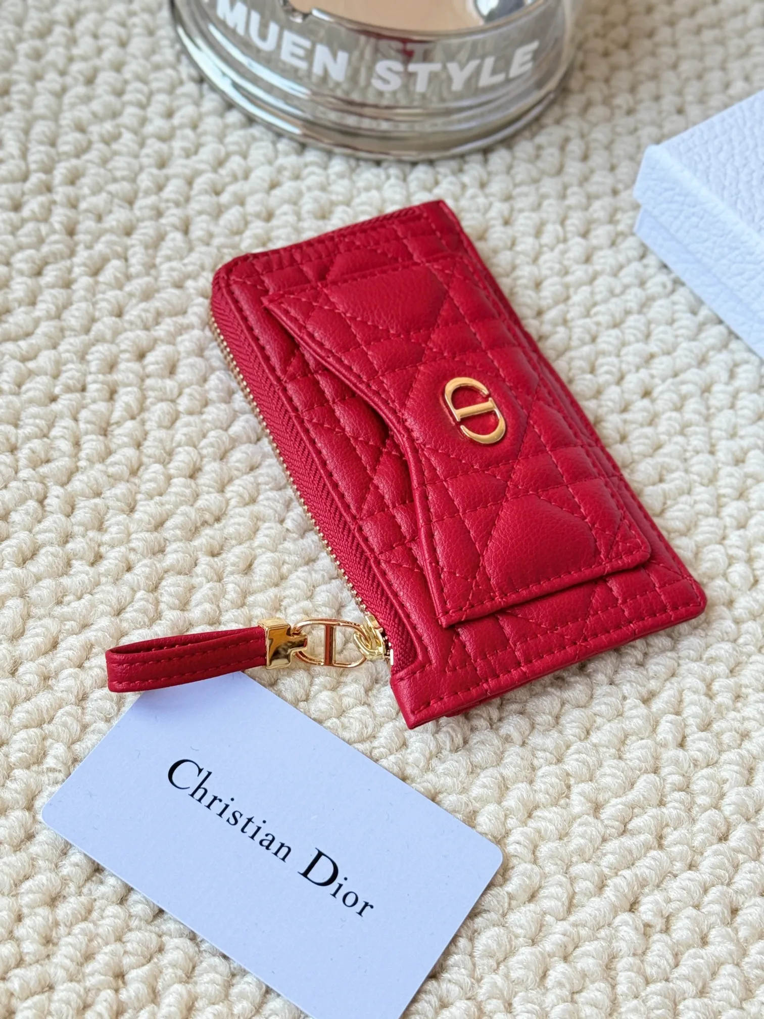 💰160Lady Dior Card Holder Sand color wallet I bought for the purpose of holding a discarded bag, L-shaped opening, seven-zig card holder pull No.: S5131 There are too many front pockets to hold cards. The banknotes need to be folded 40% off, 30% off can be placed but it has a zipper. The size is 13.5*8.5*1.5 cm. The Dior card holder meets my various needs. Compared with other styles, it is thin, compact and has a large capacity. There is no conspicuous big LOGO, it will not scratch when placed in the bag, and it is relatively low-key and classic. There is a special place for access control cards, so you don’t need to mix them with bank cards. When I used to swipe access control cards, I couldn’t swipe them because there were too many cards, so I had to take out the access control cards separately. There is a zipper, so you don't have to worry about putting important things out, and the zipper is half-open, so it's more convenient to put things in and take things out than having only one side.