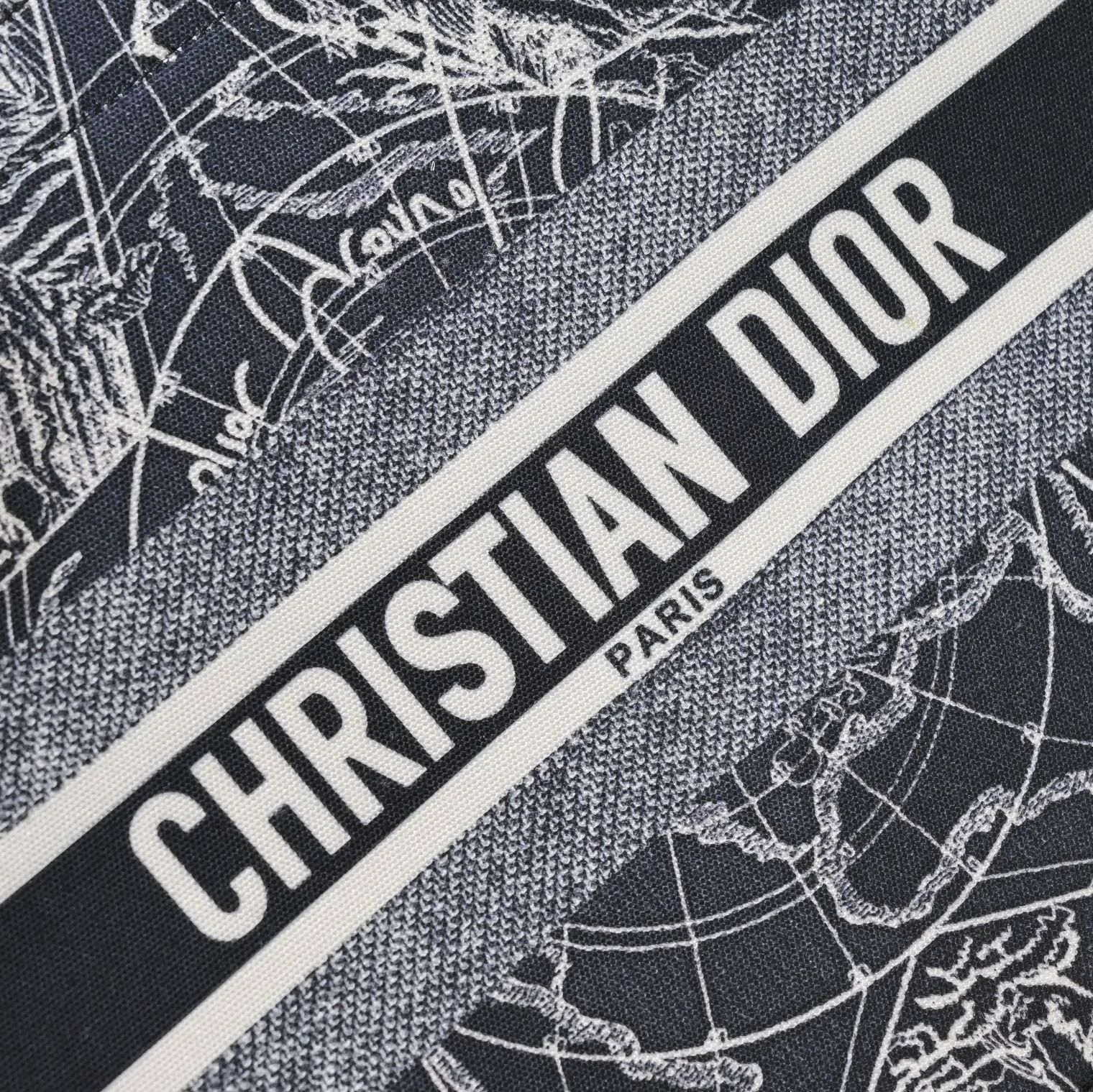💰340￥Small size with silk scarf and overlock🔜Dior new shopping bag at Dior counter! Counters are updated simultaneously! Limited edition of the same style as the stars! Super stylish! Imported fabric👍high-end quality! Model: 8034 Size: 36*27*16cm