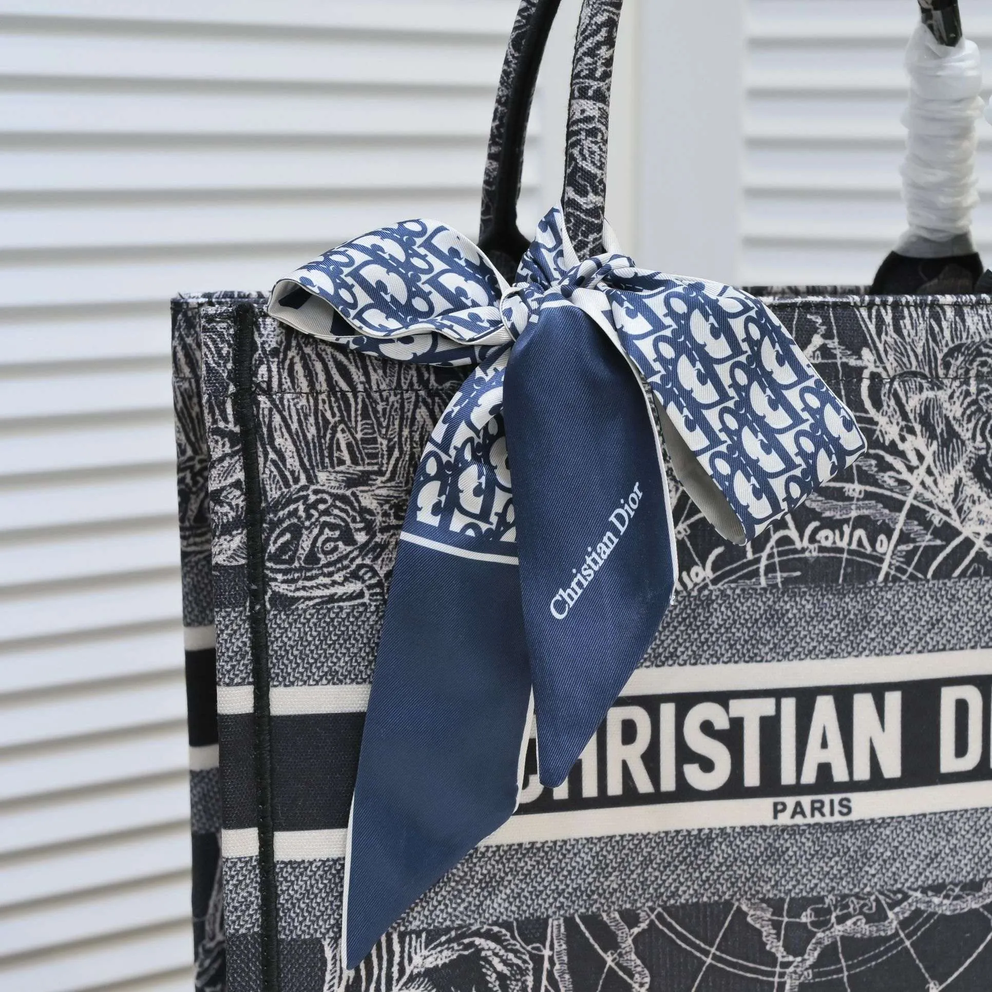 💰340￥Small size with silk scarf and overlock🔜Dior new shopping bag at Dior counter! Counters are updated simultaneously! Limited edition of the same style as the stars! Super stylish! Imported fabric👍high-end quality! Model: 8034 Size: 36*27*16cm