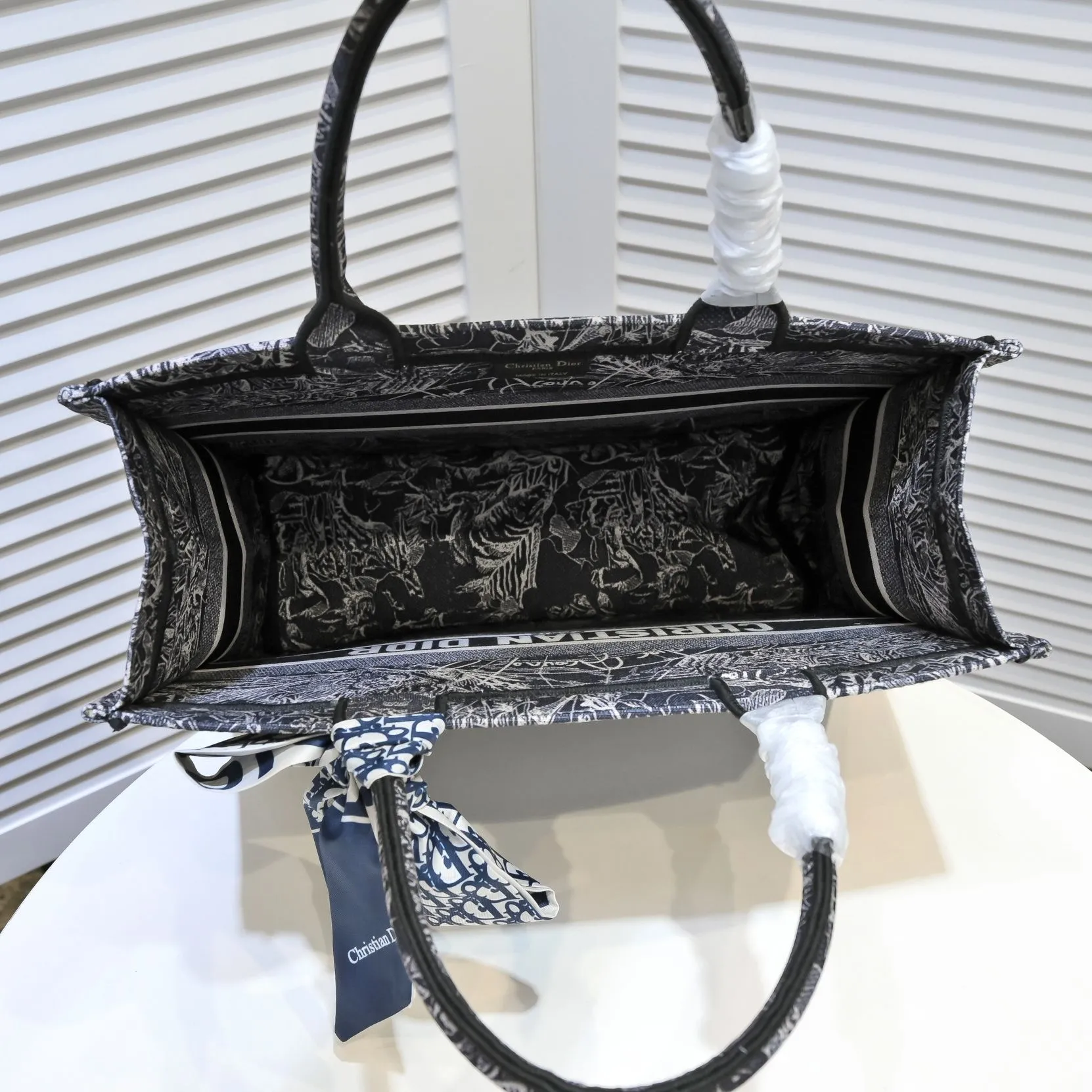 💰340￥Small size with silk scarf and overlock🔜Dior new shopping bag at Dior counter! Counters are updated simultaneously! Limited edition of the same style as the stars! Super stylish! Imported fabric👍high-end quality! Model: 8034 Size: 36*27*16cm