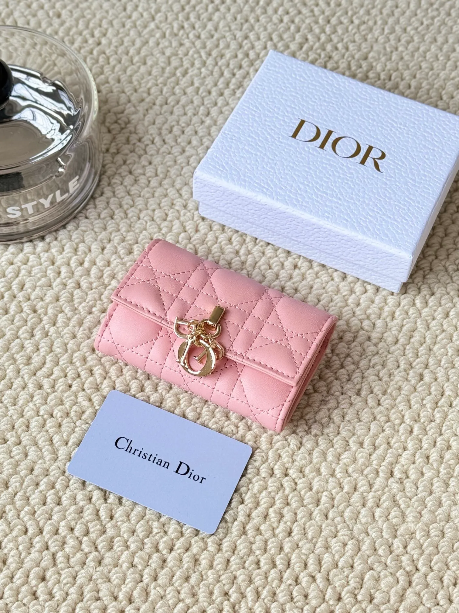 💰160 No.: S0966ONMJ_M413 Size: 11x7.5x2.5cm This My Dior Glycine wallet is compact, practical and unique. Crafted from blush pink sheepskin, it is decorated with a cannage pattern and features a D.I.O.R. charm on the front to enhance the style. Elegant and refined, it can store a variety of daily necessities, is suitable for various occasions, and can be matched with other My Dior items. Front D.I.O.R. charm 2 card slots 1 zipped compartment 1 spacious interior compartment Made in Italy