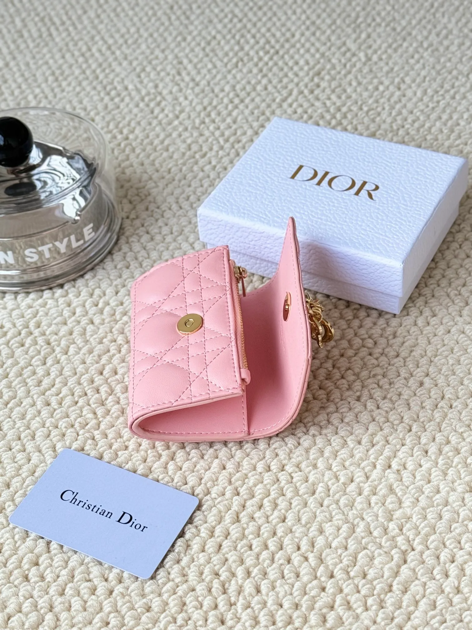 💰160 No.: S0966ONMJ_M413 Size: 11x7.5x2.5cm This My Dior Glycine wallet is compact, practical and unique. Crafted from blush pink sheepskin, it is decorated with a cannage pattern and features a D.I.O.R. charm on the front to enhance the style. Elegant and refined, it can store a variety of daily necessities, is suitable for various occasions, and can be matched with other My Dior items. Front D.I.O.R. charm 2 card slots 1 zipped compartment 1 spacious interior compartment Made in Italy