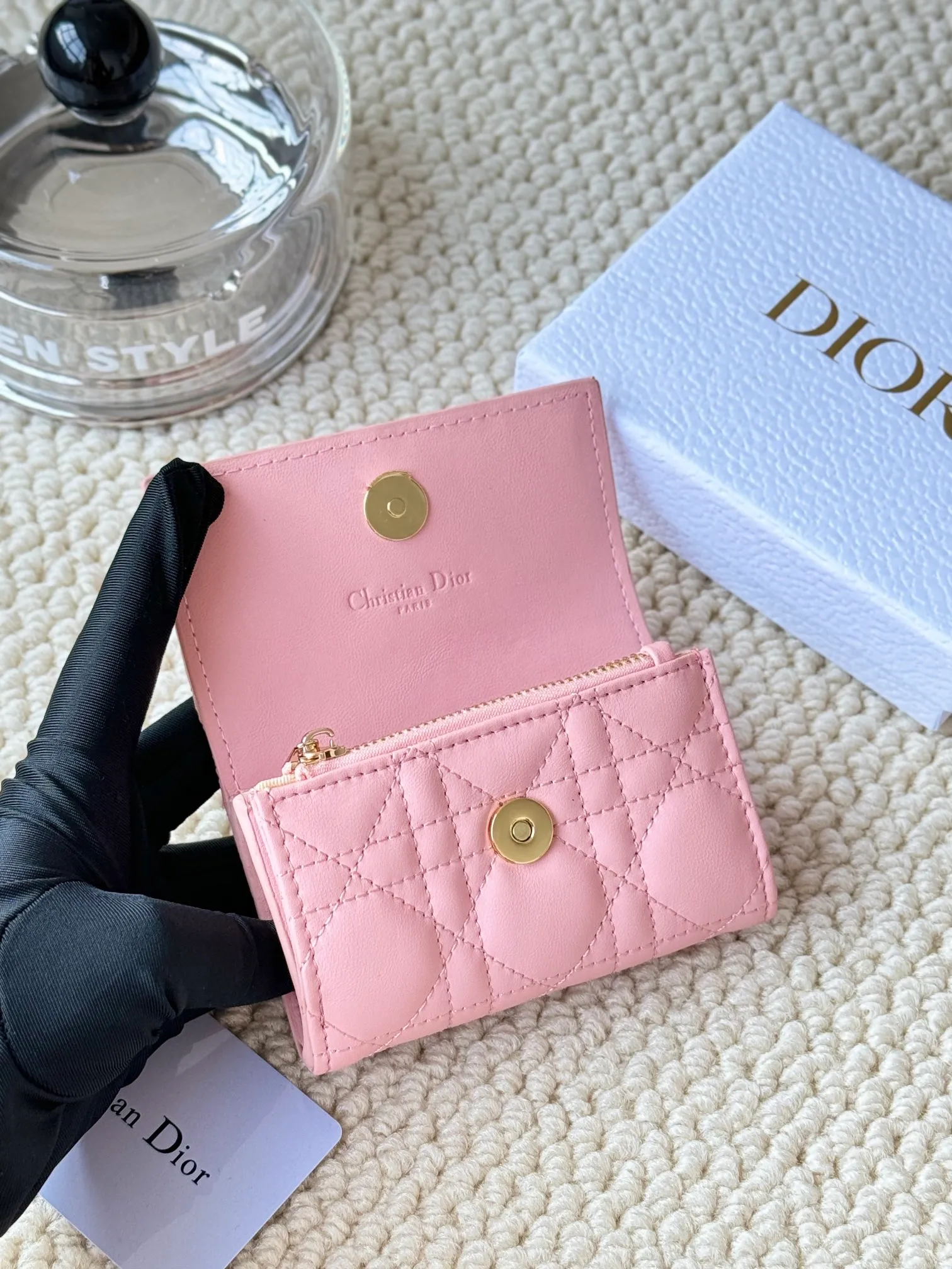 💰160 No.: S0966ONMJ_M413 Size: 11x7.5x2.5cm This My Dior Glycine wallet is compact, practical and unique. Crafted from blush pink sheepskin, it is decorated with a cannage pattern and features a D.I.O.R. charm on the front to enhance the style. Elegant and refined, it can store a variety of daily necessities, is suitable for various occasions, and can be matched with other My Dior items. Front D.I.O.R. charm 2 card slots 1 zipped compartment 1 spacious interior compartment Made in Italy