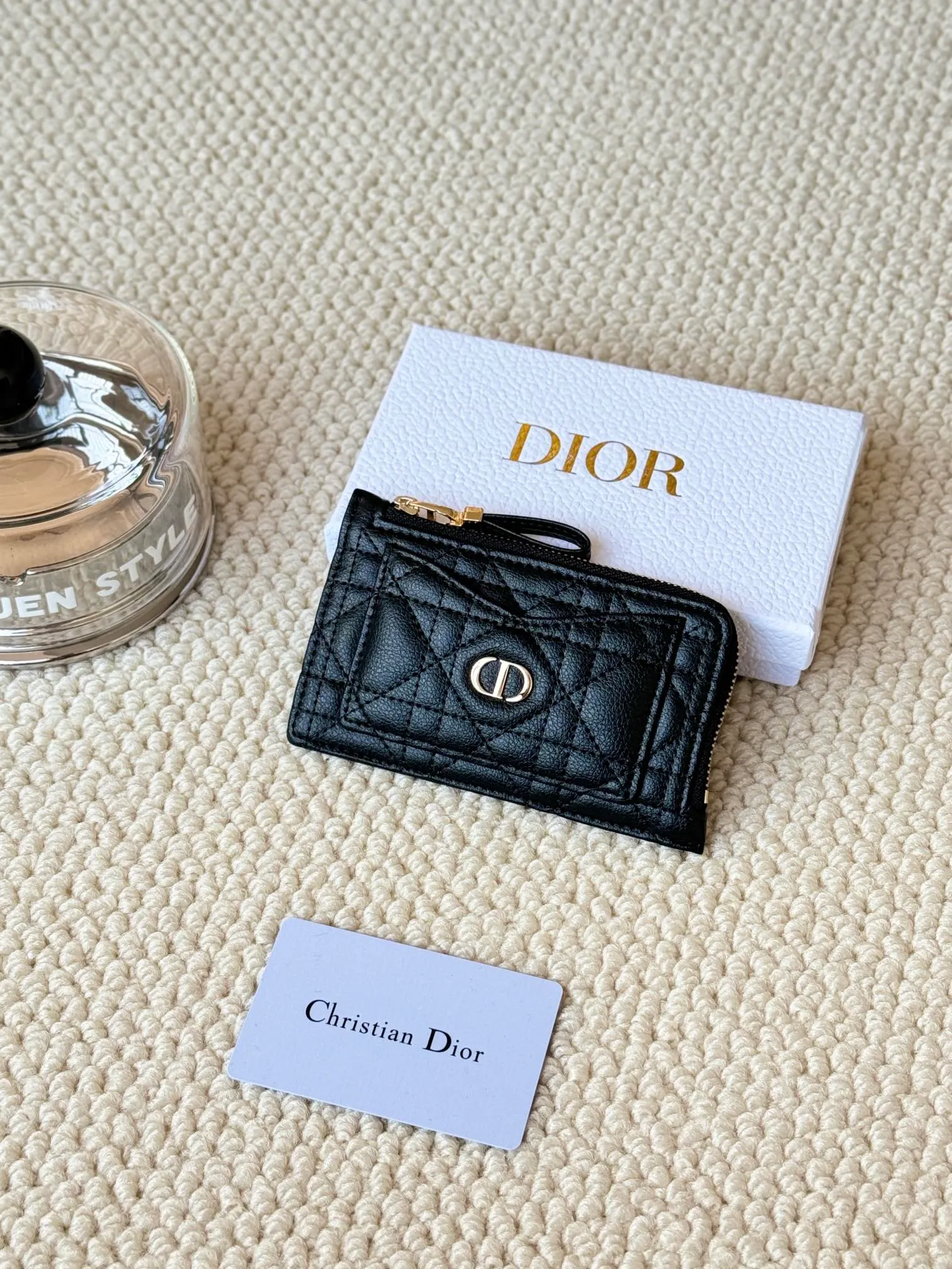 💰150Lady Dior card holder. Sand color wallet bought to fit into a waste bag. L-shaped opening, seven-zipper card holder. No.: S5131. There are too many front patch pockets to hold cards. The banknotes need to be folded at 40% off. It can hold 30% off but it has a zipper. The size is 13.5*8.5*1.5 cm. The Dior card holder meets my various needs. Compared with other styles, it is thin, compact and has a large capacity. There is no conspicuous big LOGO, it will not scratch when placed in the bag, and it is relatively low-key and classic. There is a special place for access control cards, so you don’t need to mix them with bank cards. When I used to swipe access control cards, I couldn’t swipe them because there were too many cards, so I had to take out the access control cards separately. There is a zipper, so you don't have to worry about putting important things out, and the zipper is half-open, so it's more convenient to put things in and take things out than having only one side.